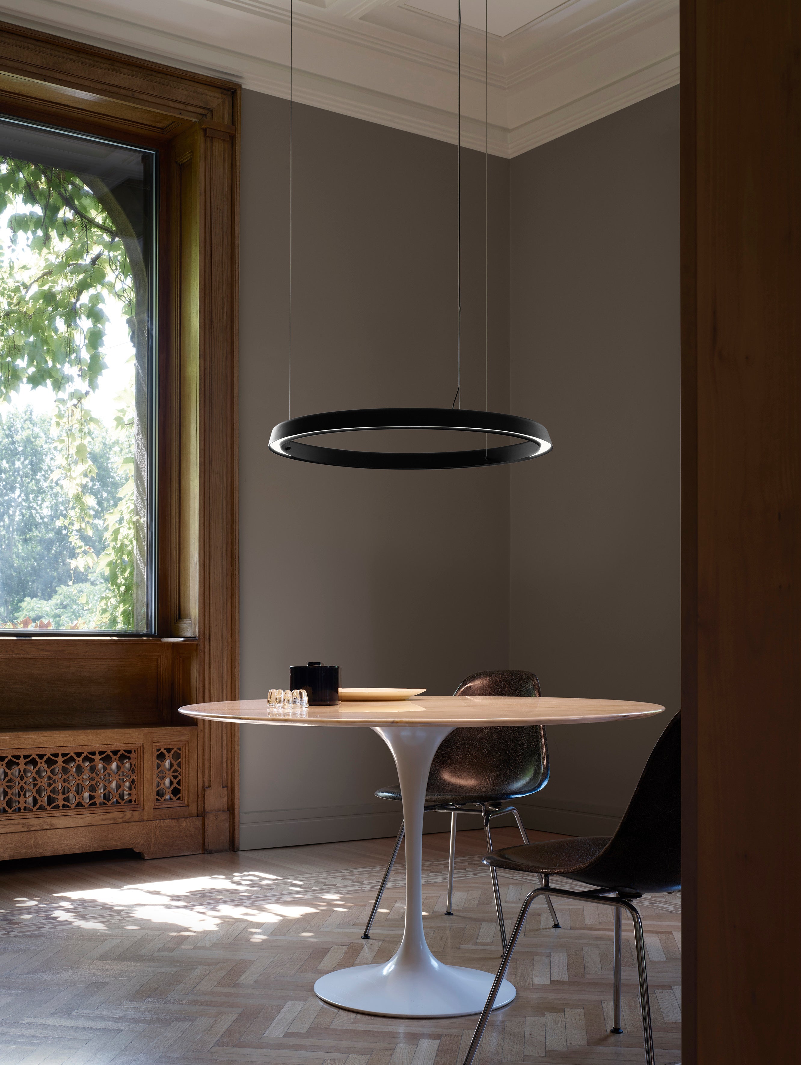 Circle black hanging lamp