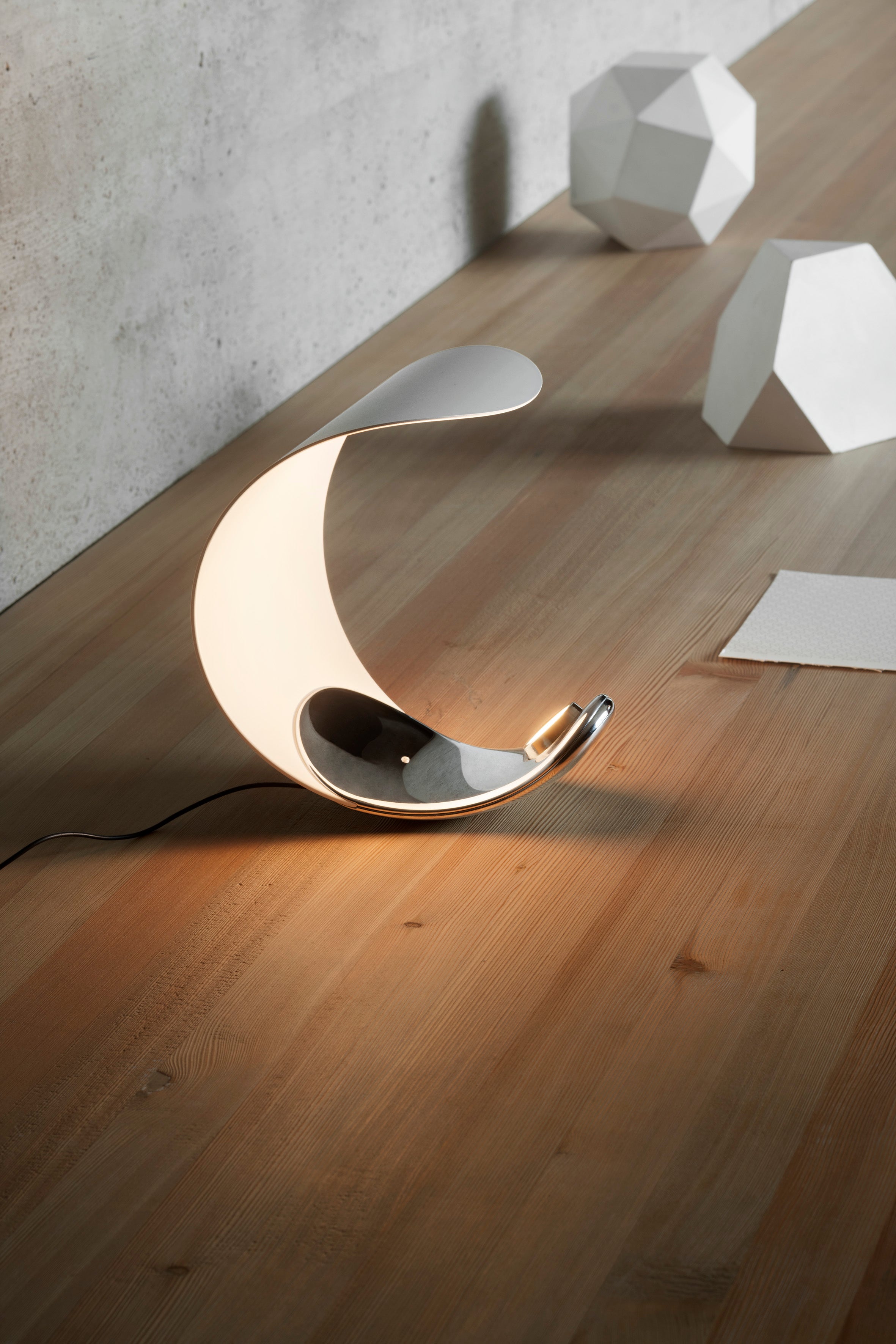 White curl table lamp