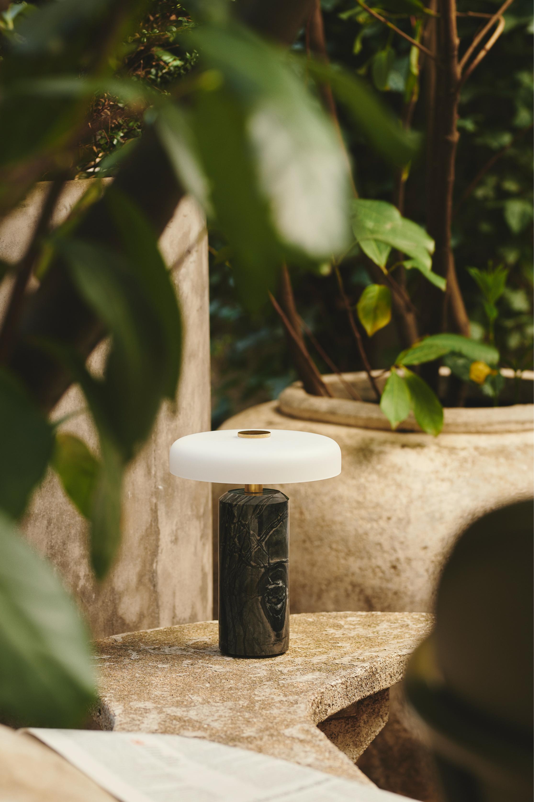 Tragbare Lampe TRIP schwarzes Marmor mit milchweißem Glas