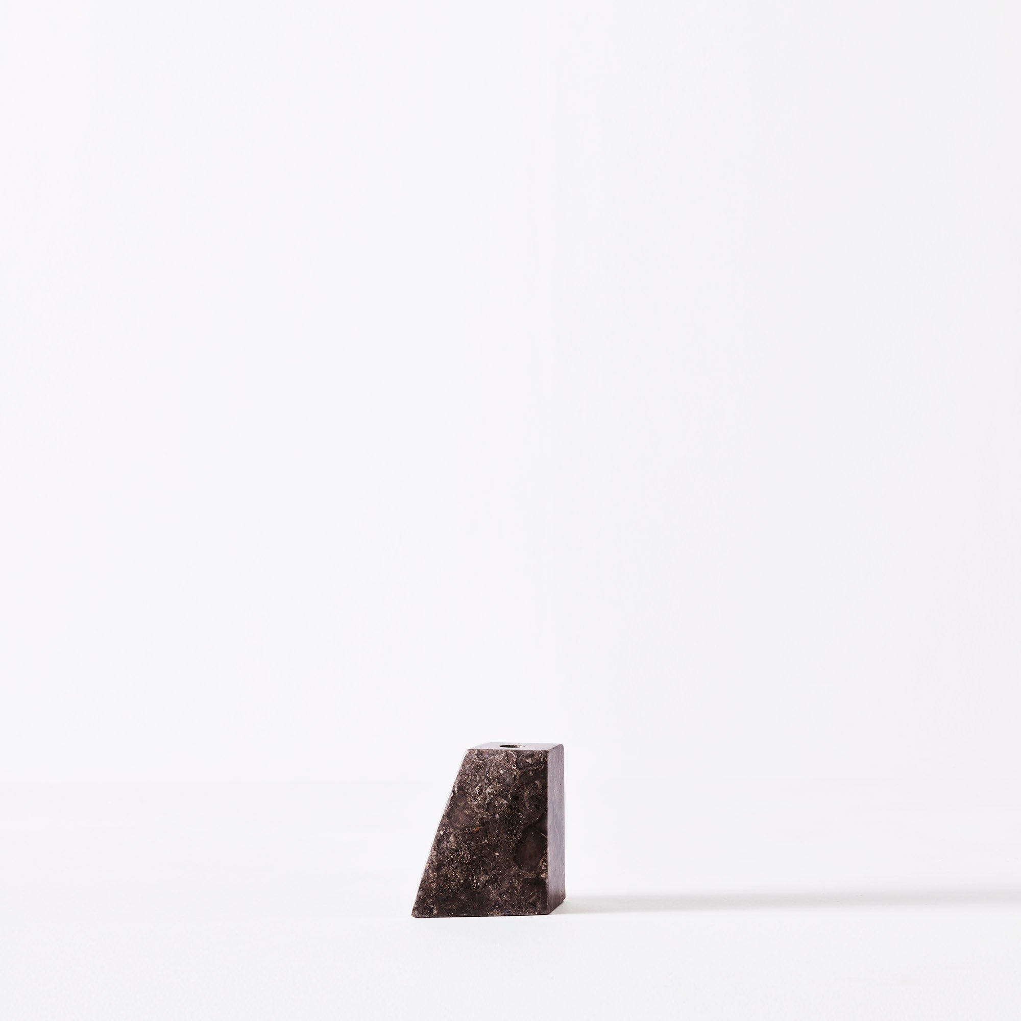 Set von Kerzenhaltern PYRAMID grauer Marmor