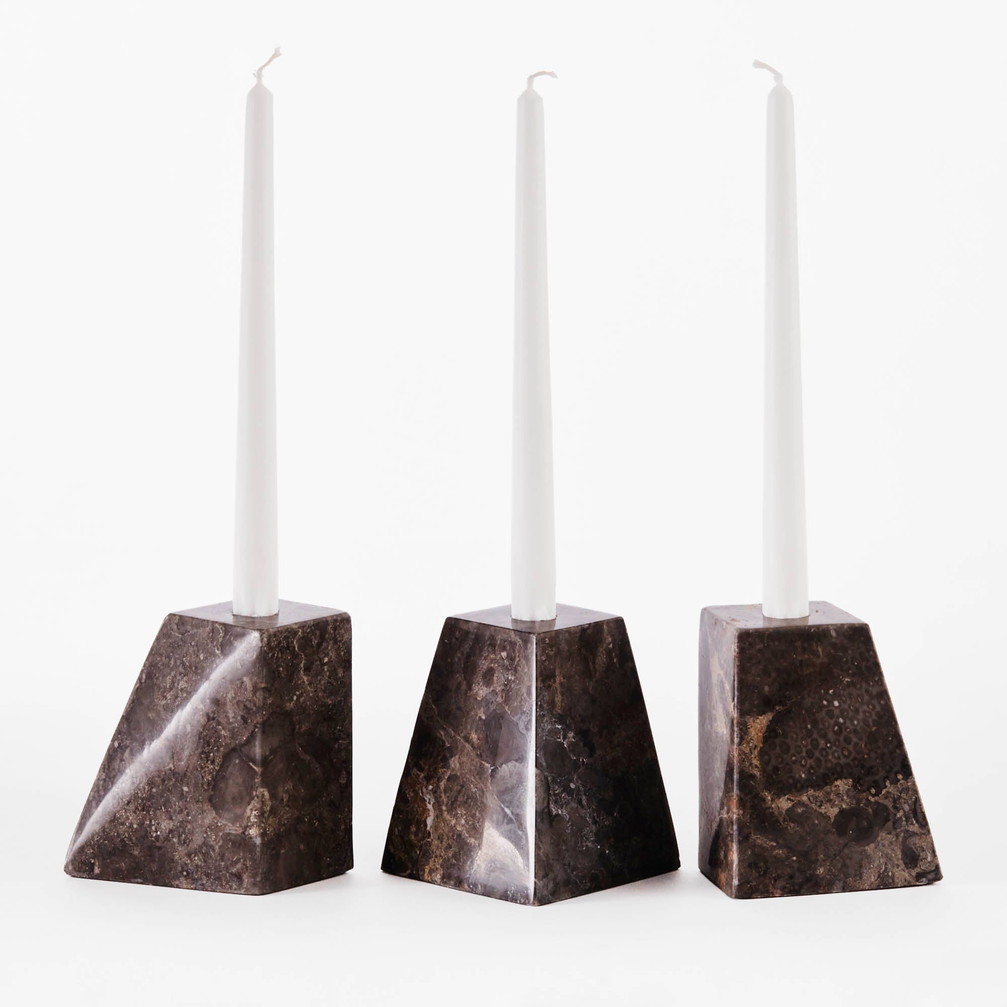 Set von Kerzenhaltern PYRAMID grauer Marmor