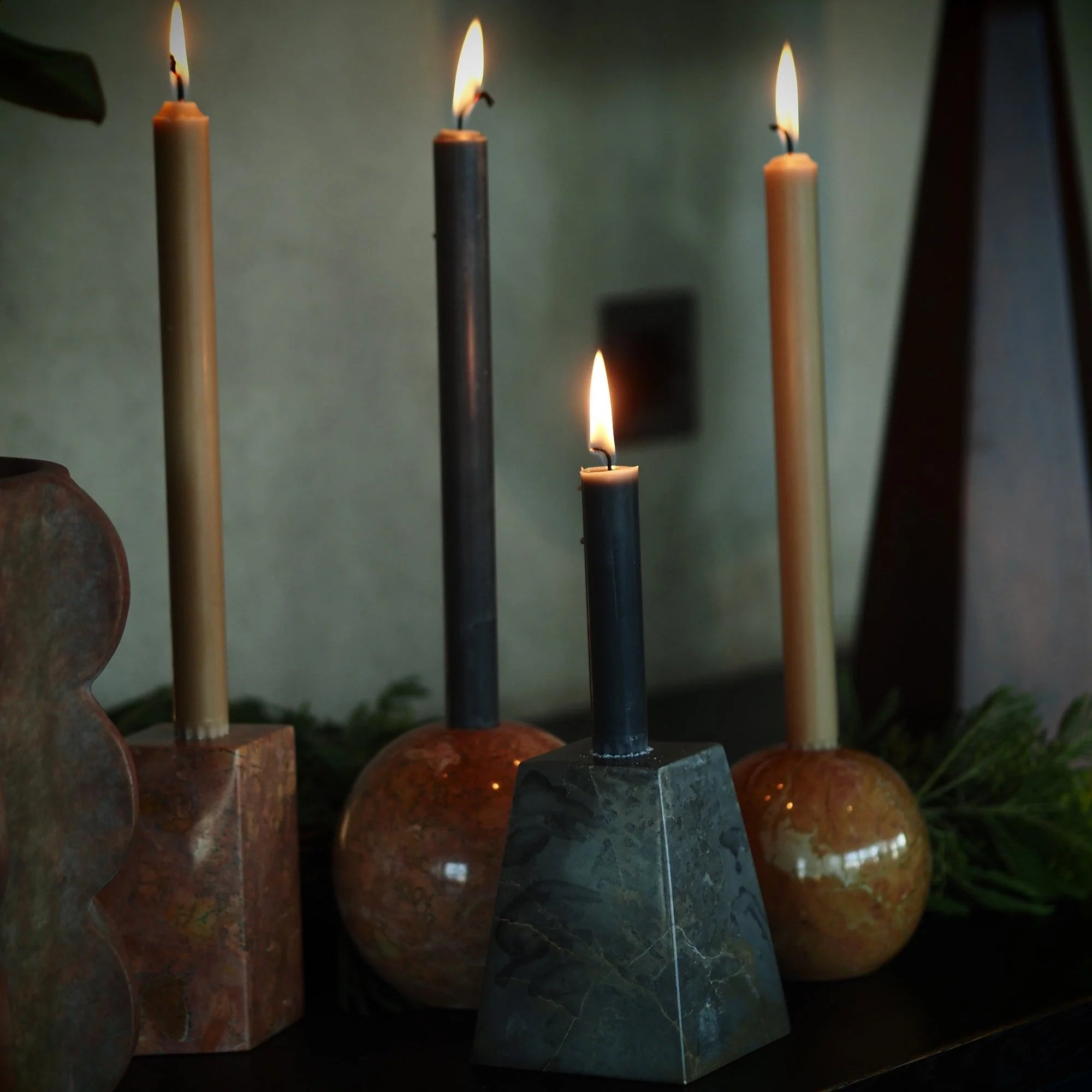Set von Kerzenhaltern PYRAMID grauer Marmor