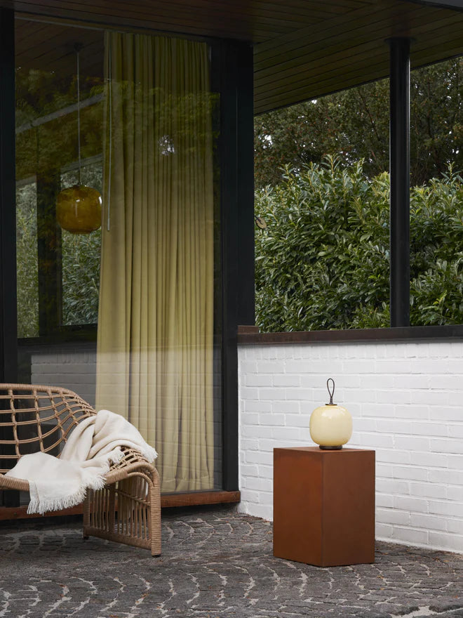 Tragbare Lampe VL 45 blassgelb mit schwarzem Sockel