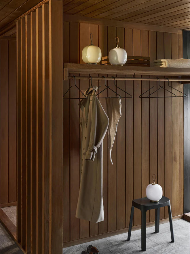 Tragbare Lampe VL 45 weiß mit messingfarbenem Fuß