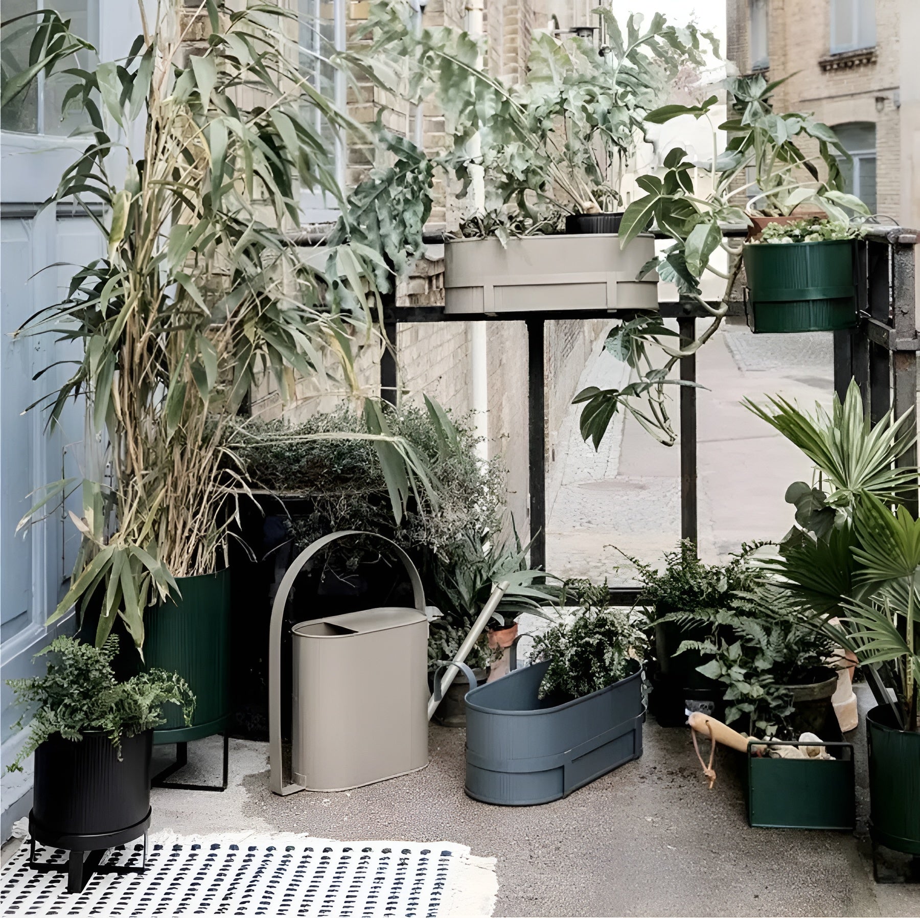 BAU pot in dark green
