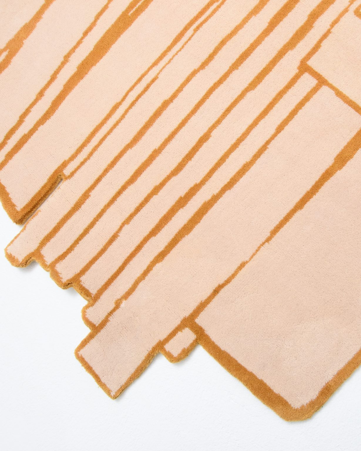 Dywan dekoracyjny asymetryczny CONTOUR łososiowy róż