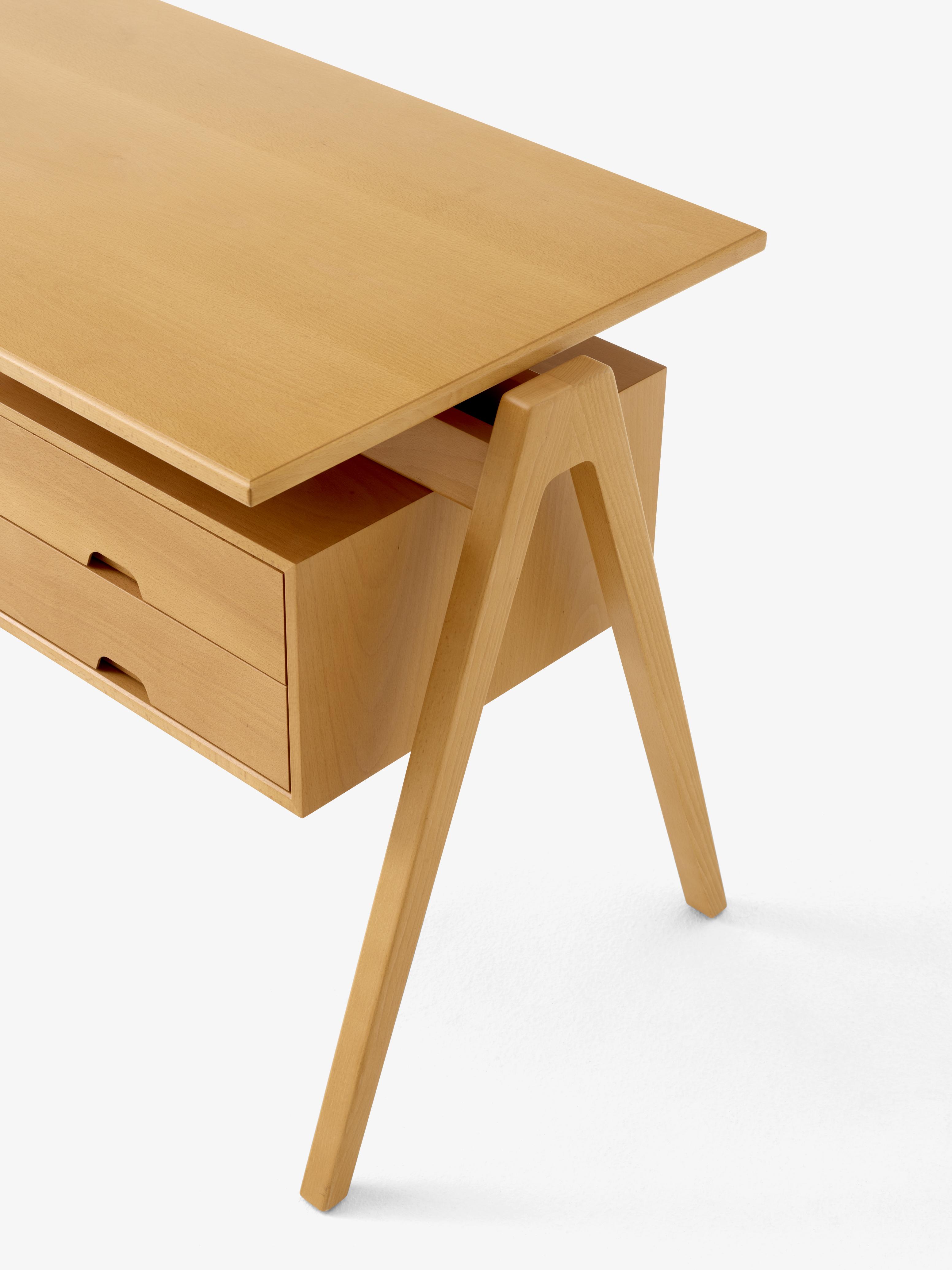 DAYSTAK RD3 desk made of beech wood
