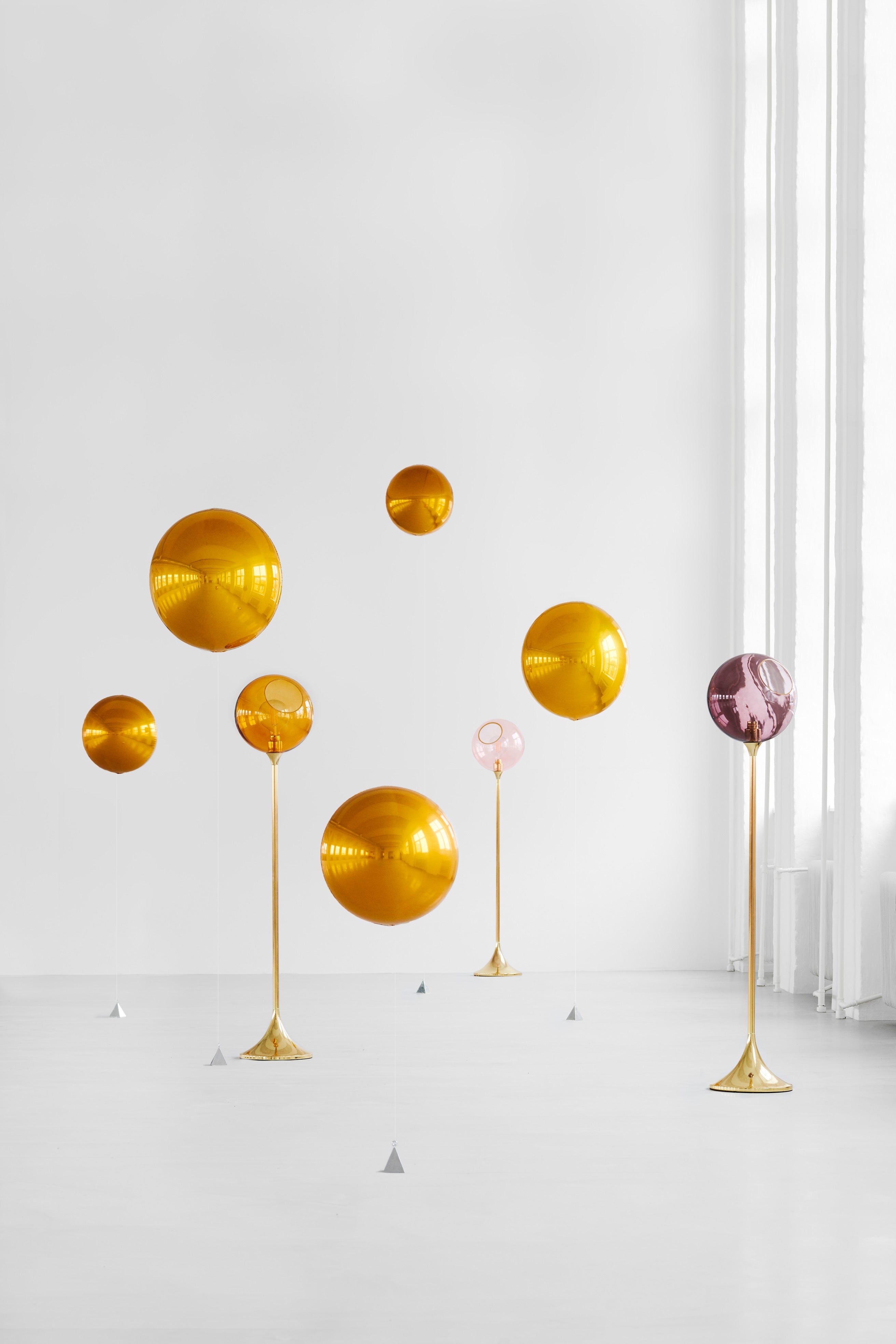 Stehlampe BALLROOM rosa mit goldenem Fuß [Amelia]