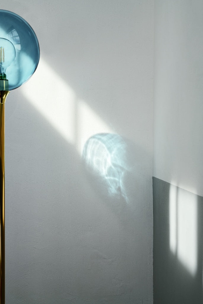 Stehlampe BALLROOM blau mit goldenem Fuß [Amelia]