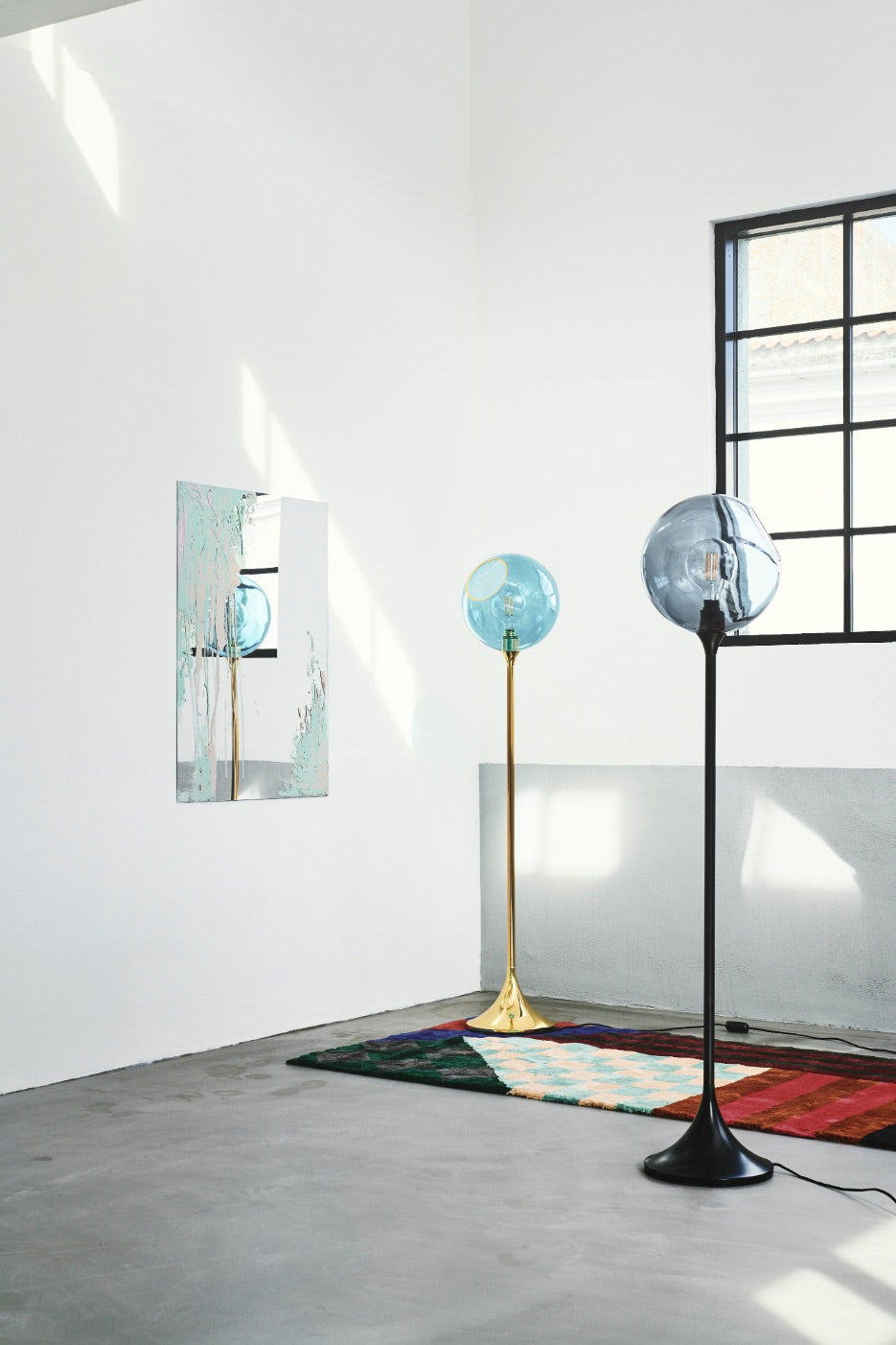 Stehlampe BALLROOM rauchig mit schwarzem Sockel