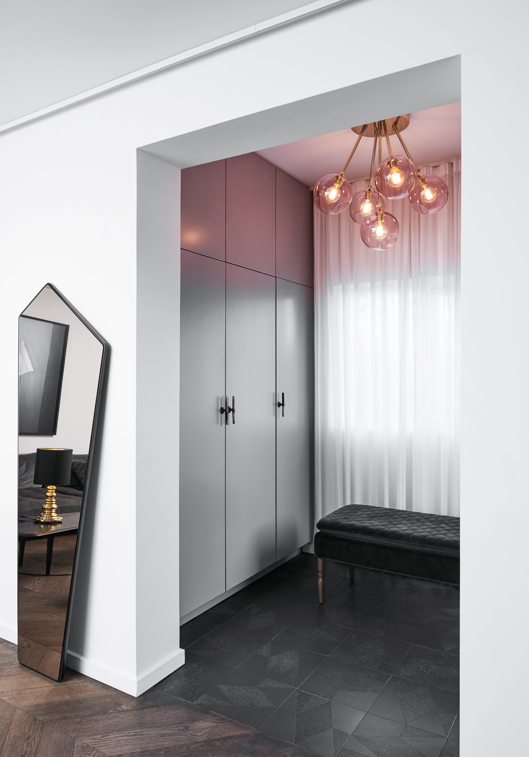 Kronleuchter BALLROOM MOLECULE rosa mit goldener Veredelung [Amelia]