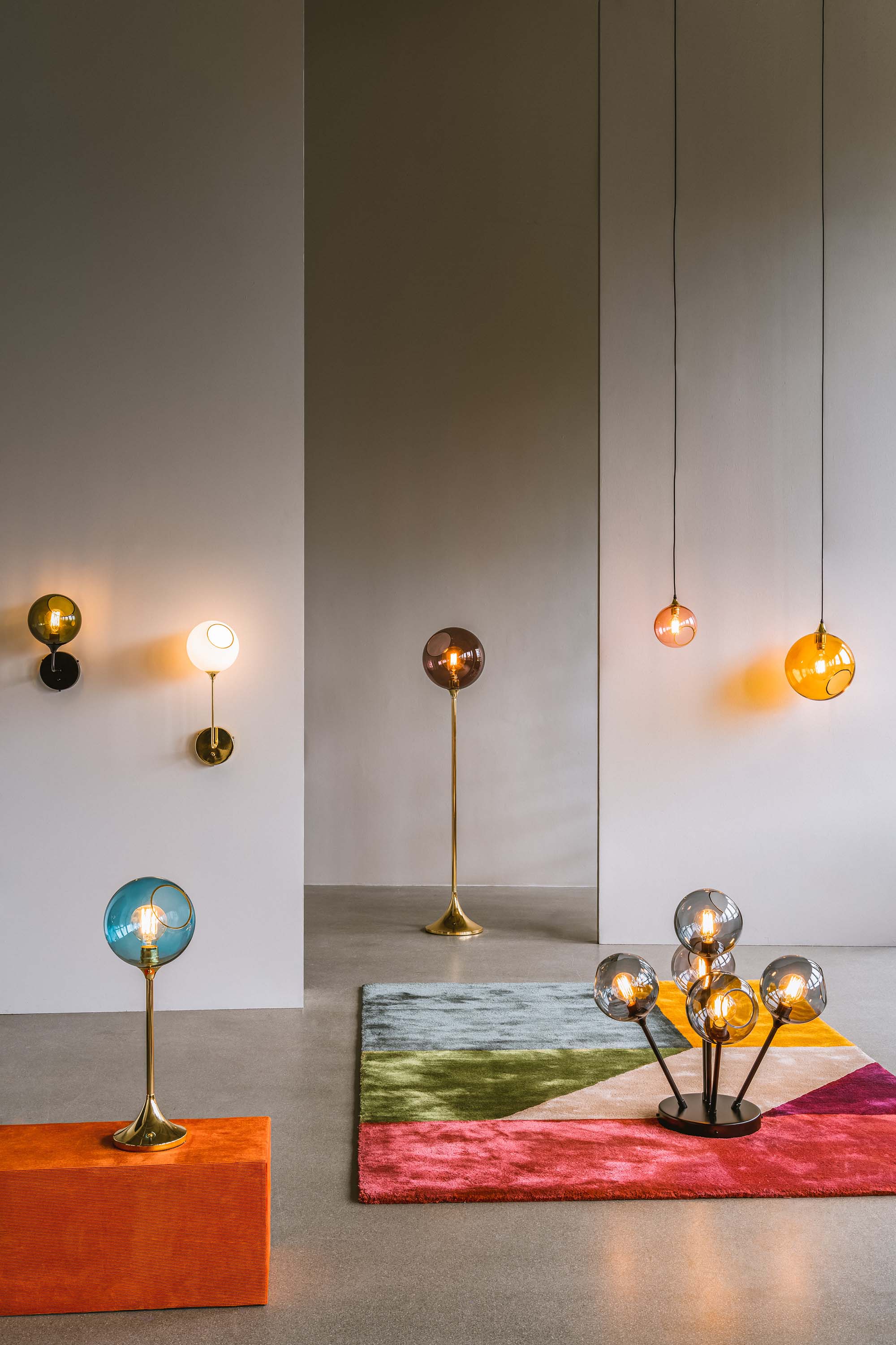 Stehlampe BALLROOM weiß mit goldenem Fuß [Amelia]