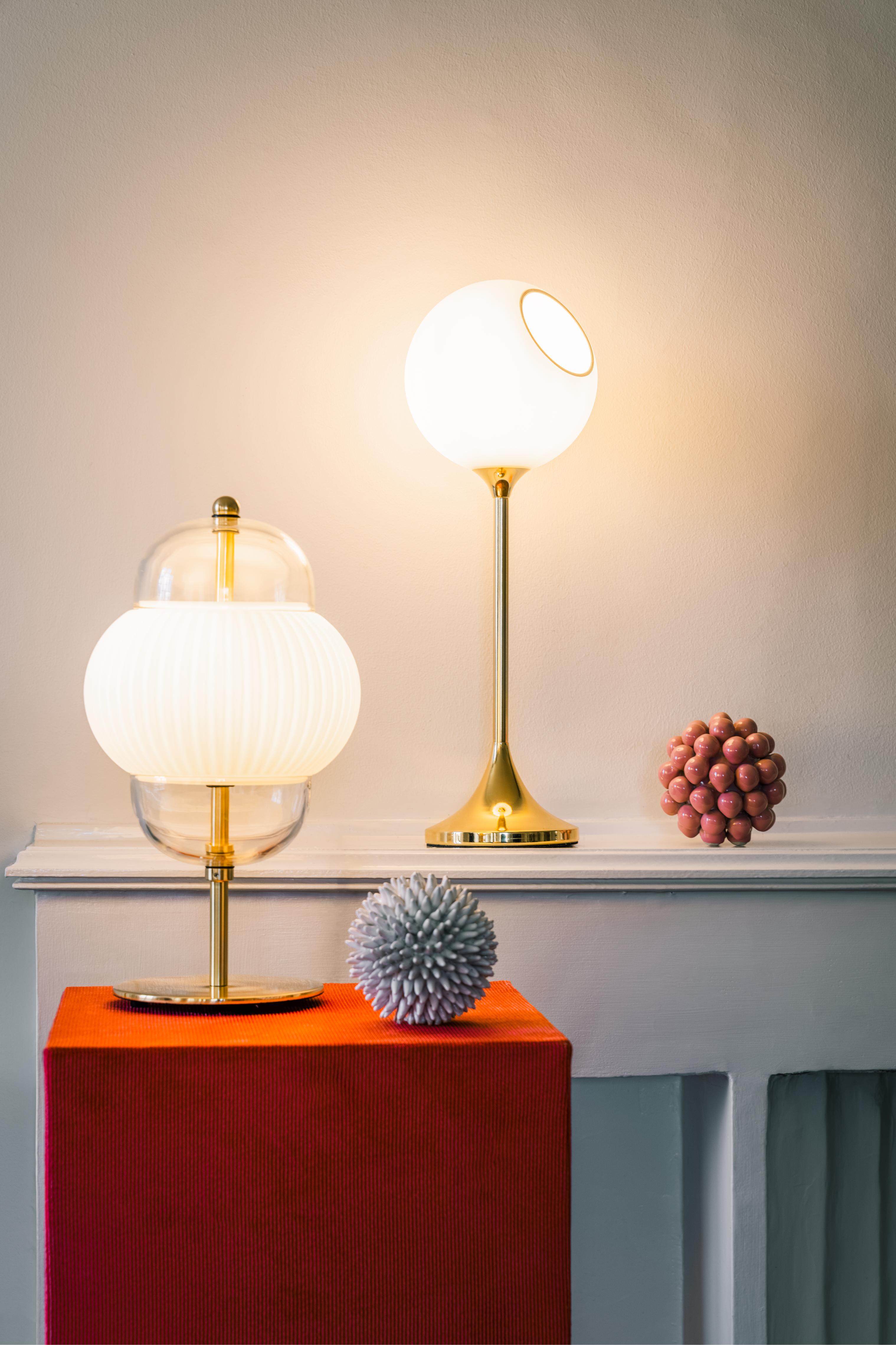 Tischlampe BALLROOM weiß mit goldenem Fuß