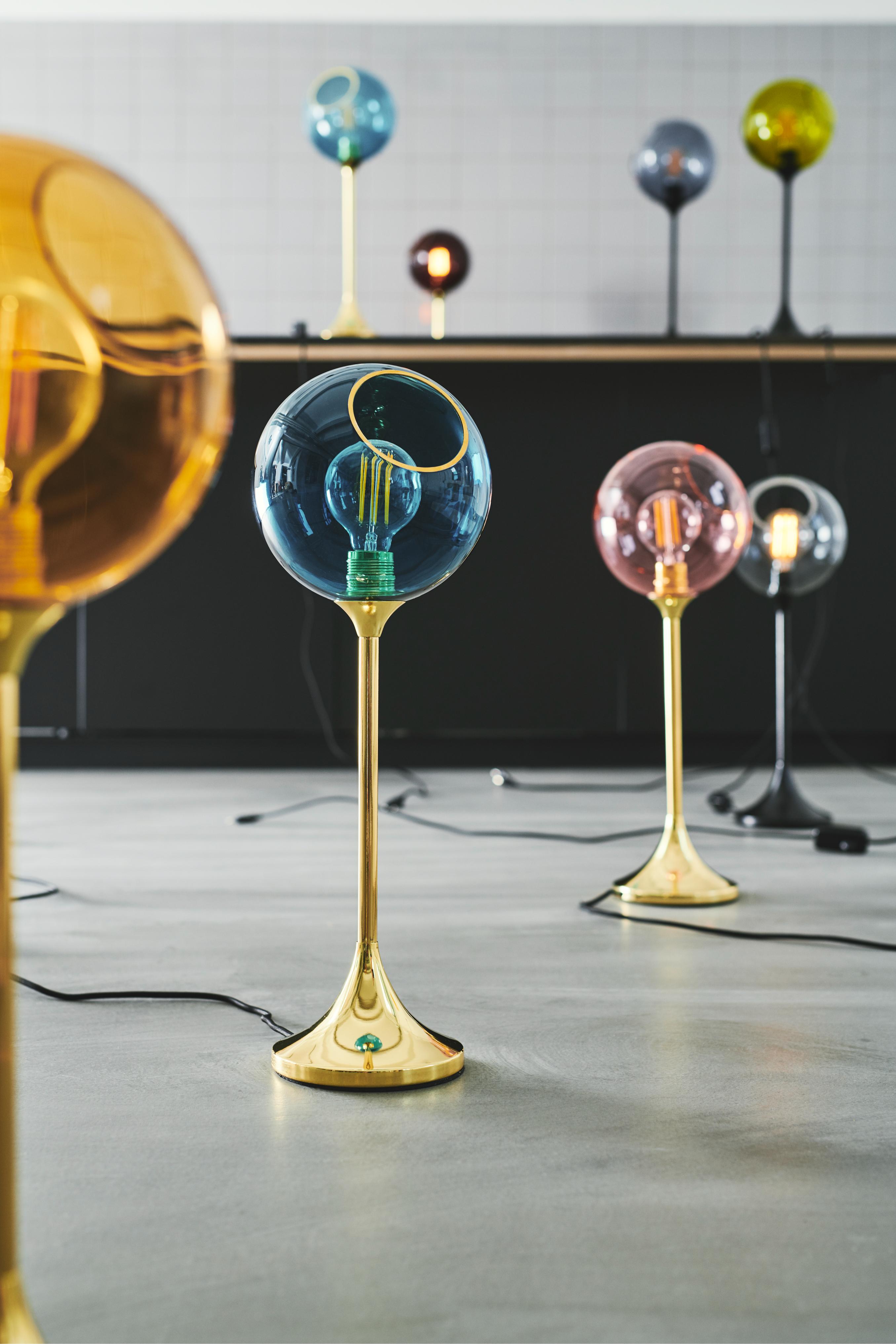 Tischlampe BALLROOM rosa mit goldenem Fuß