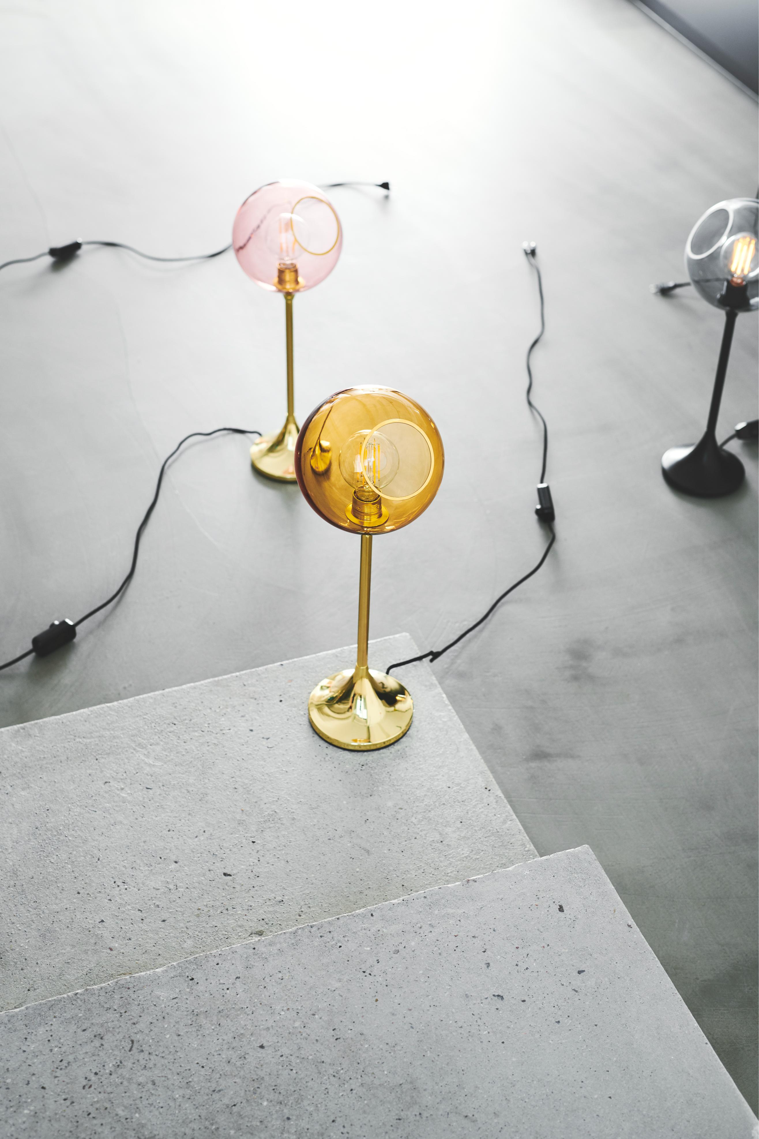 Tischlampe BALLROOM rosa mit goldenem Fuß