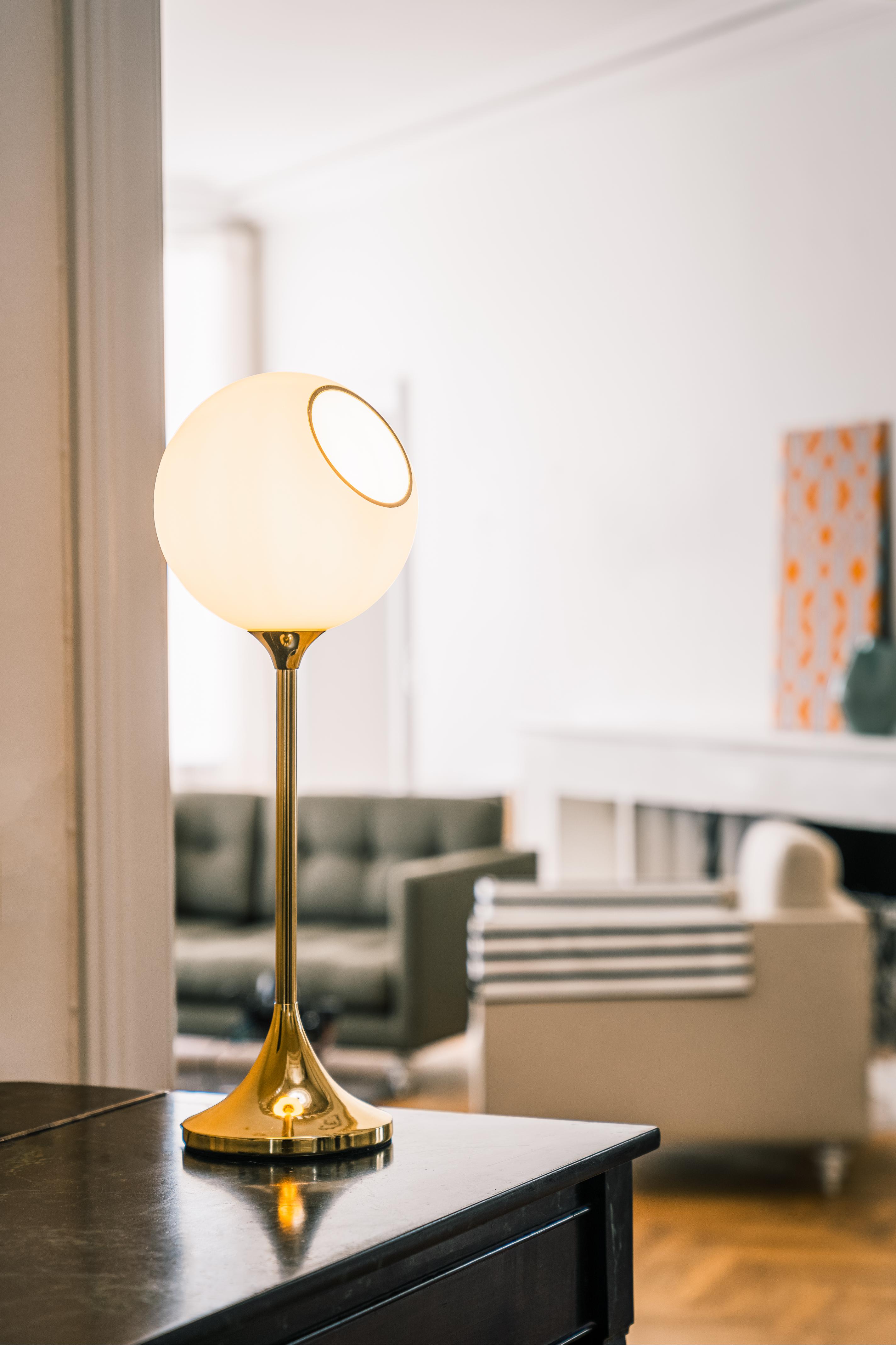 Tischlampe BALLROOM weiß mit goldenem Fuß