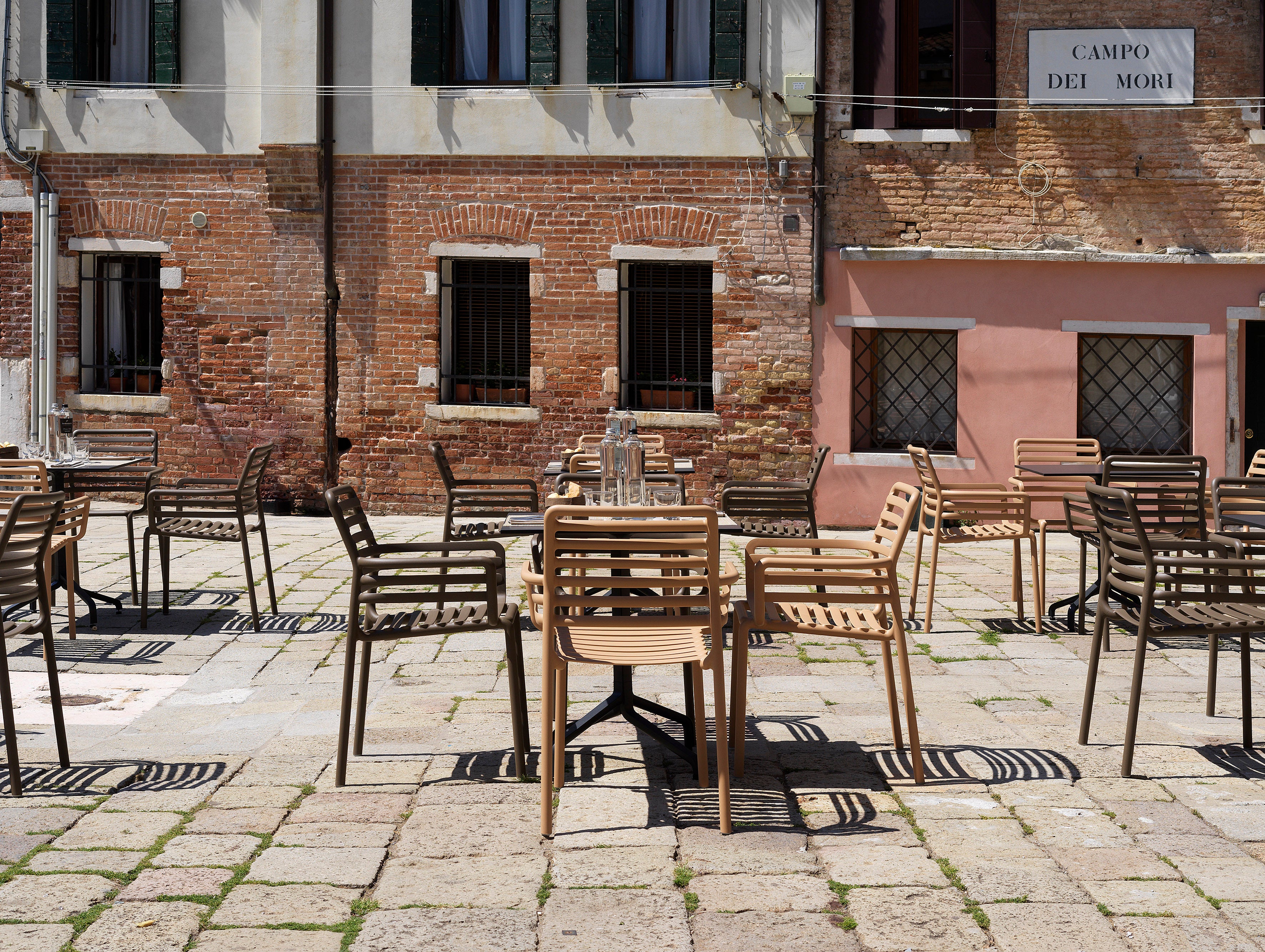 Outdoor chair with armrests DOGA brown