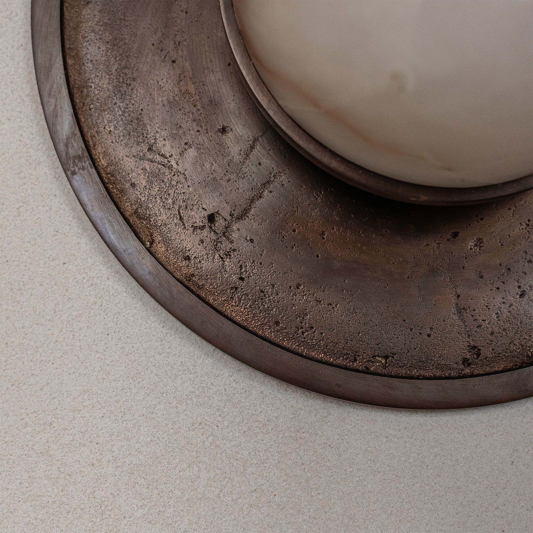 Alabaster-Deckenleuchte FULL MOON Messing mit dunkler Patina