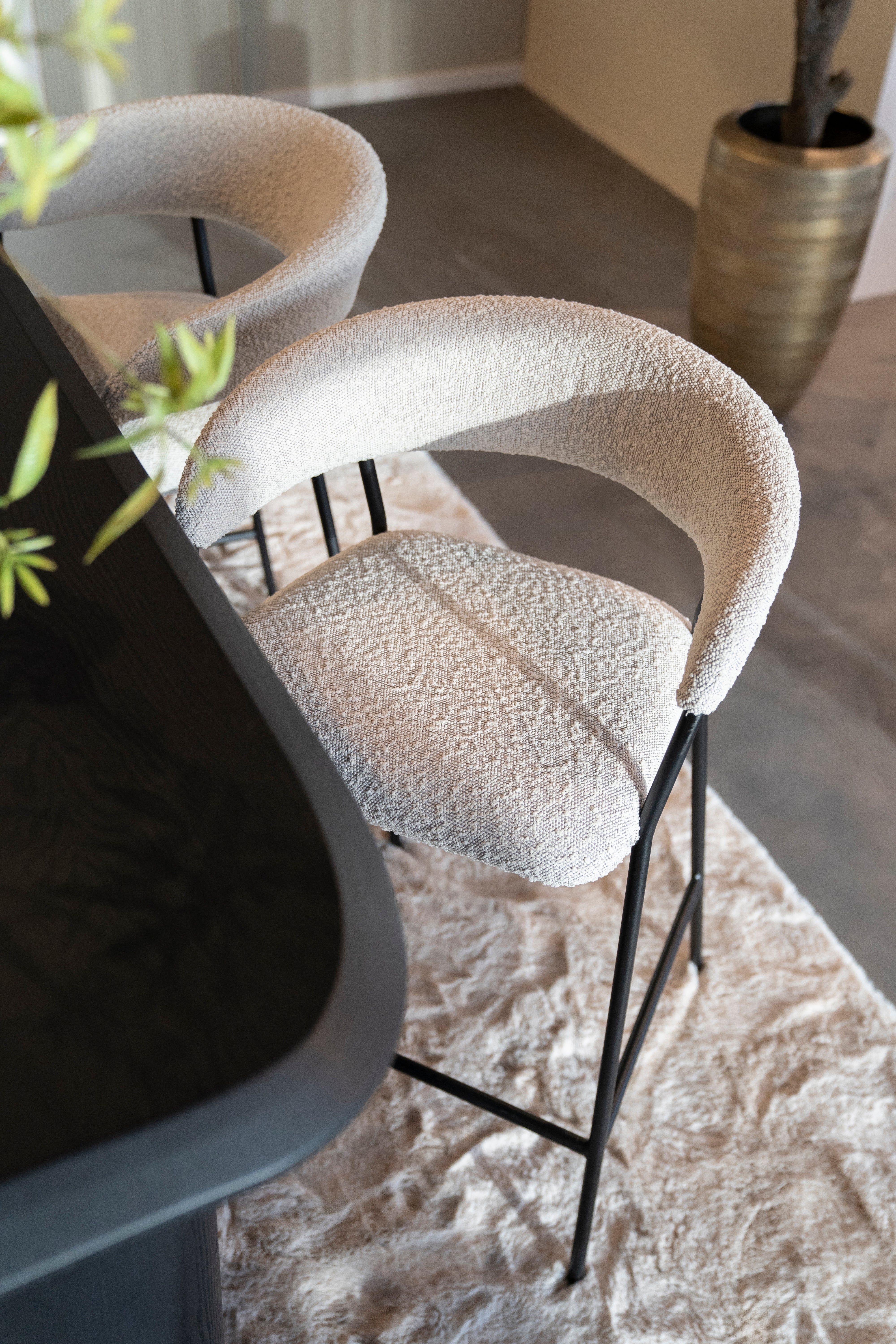 Hocker LUKA taupe mit schwarzem Fuß