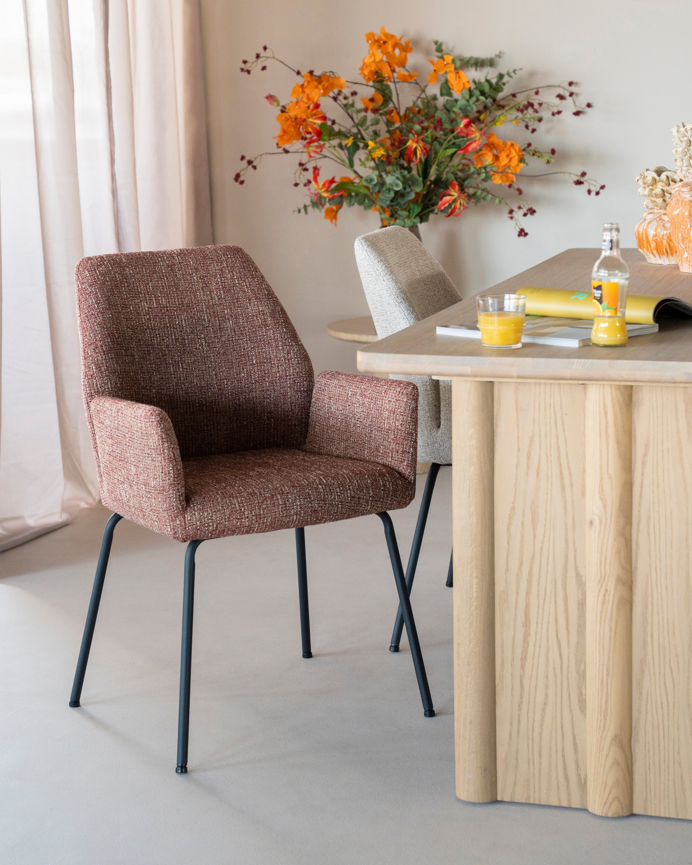 Stuhl INDY Terrakotta mit schwarzem Gestell