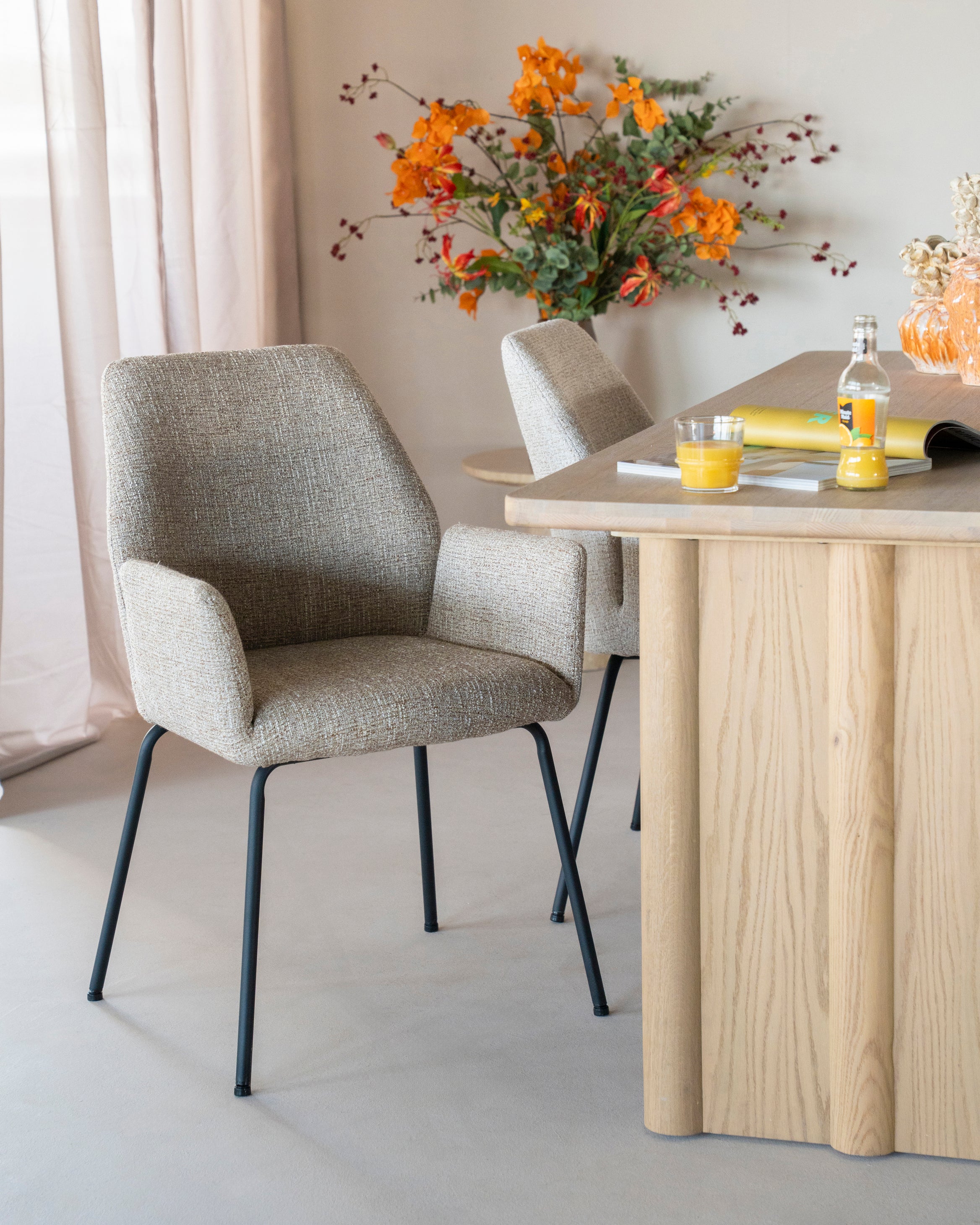 Stuhl INDY creme mit schwarzem Gestell