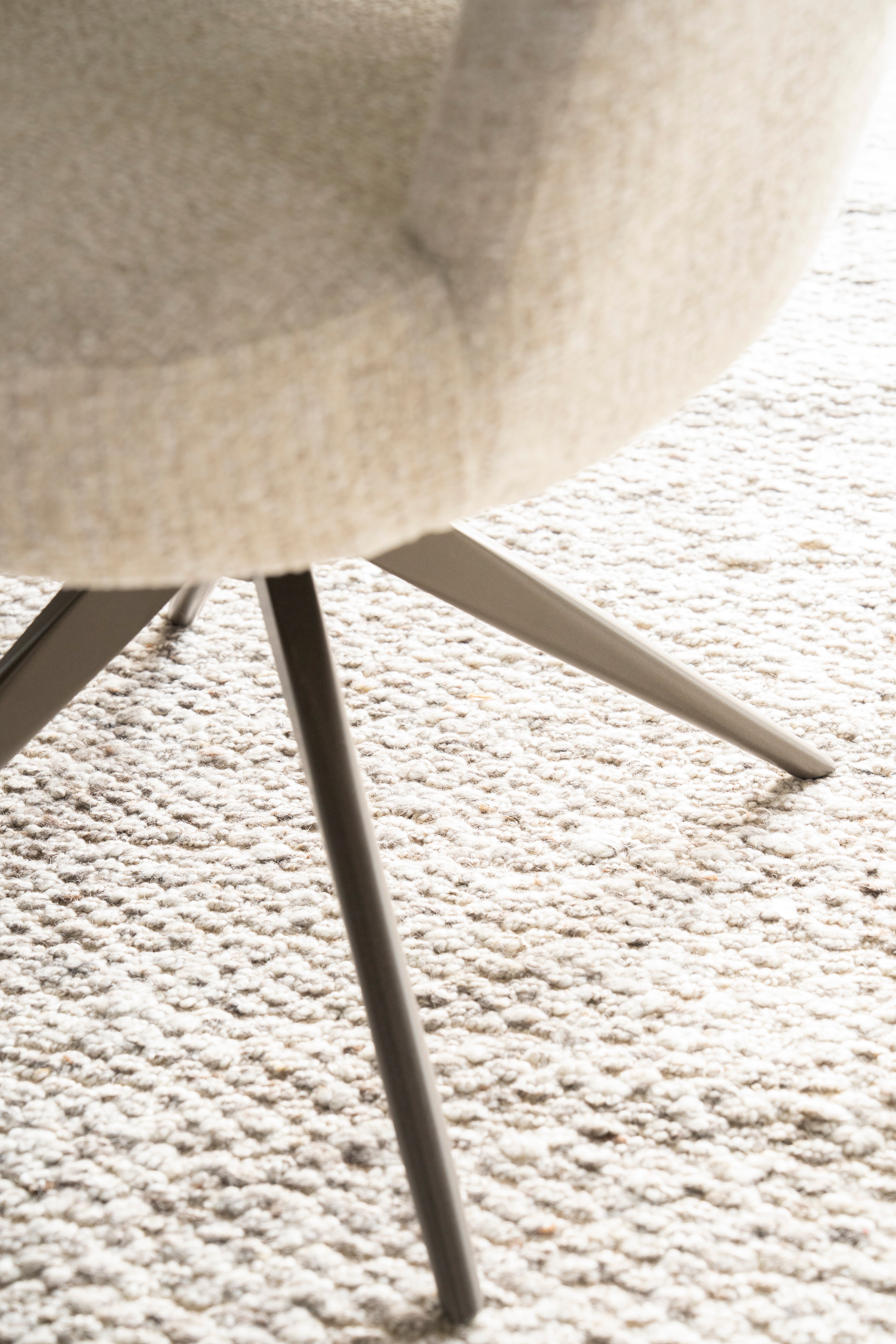 Drehstuhl ALISSA taupe mit dunkelbraunem Fußteil