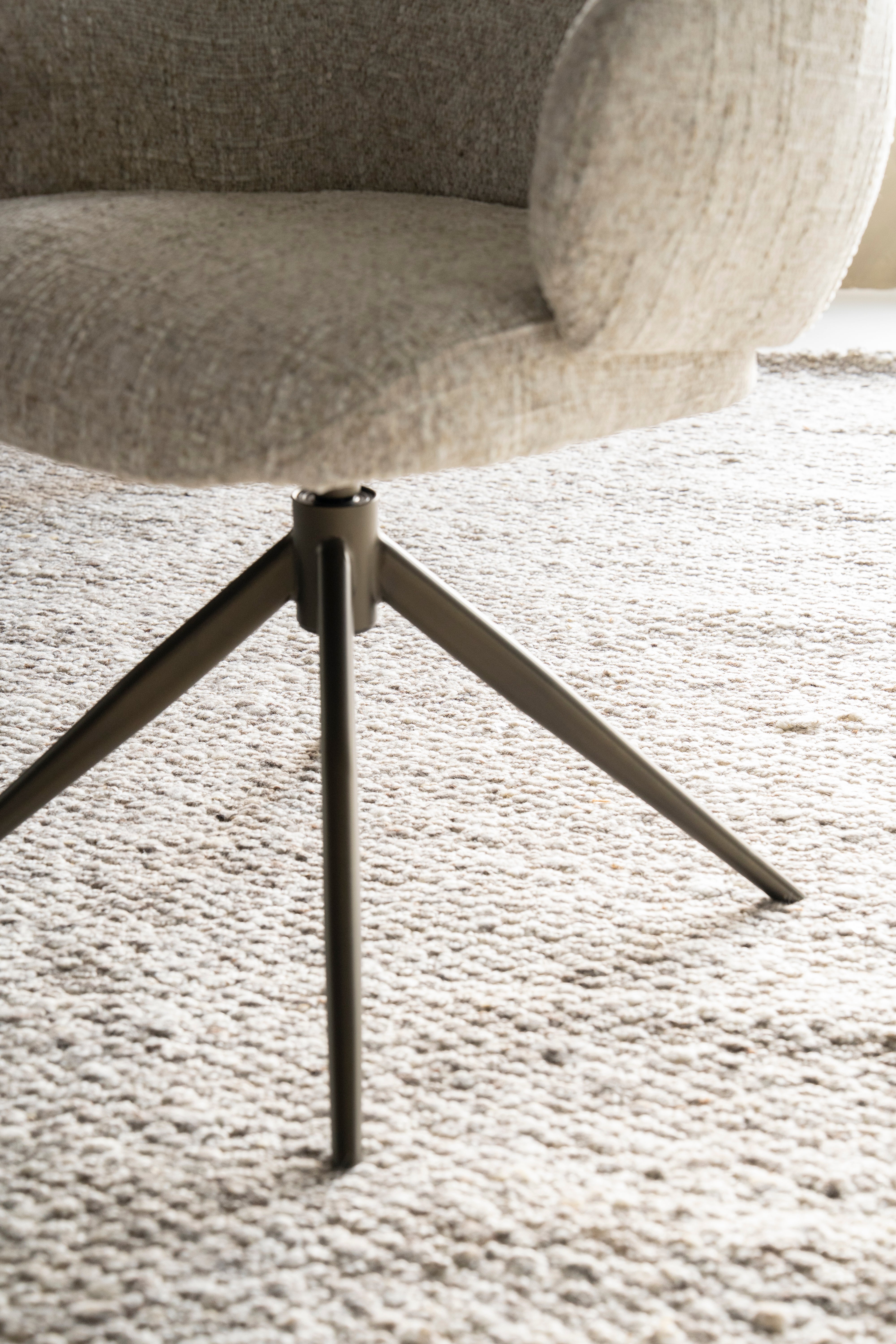 Drehstuhl DARCIO beige mit dunkelbraunem Fußteil