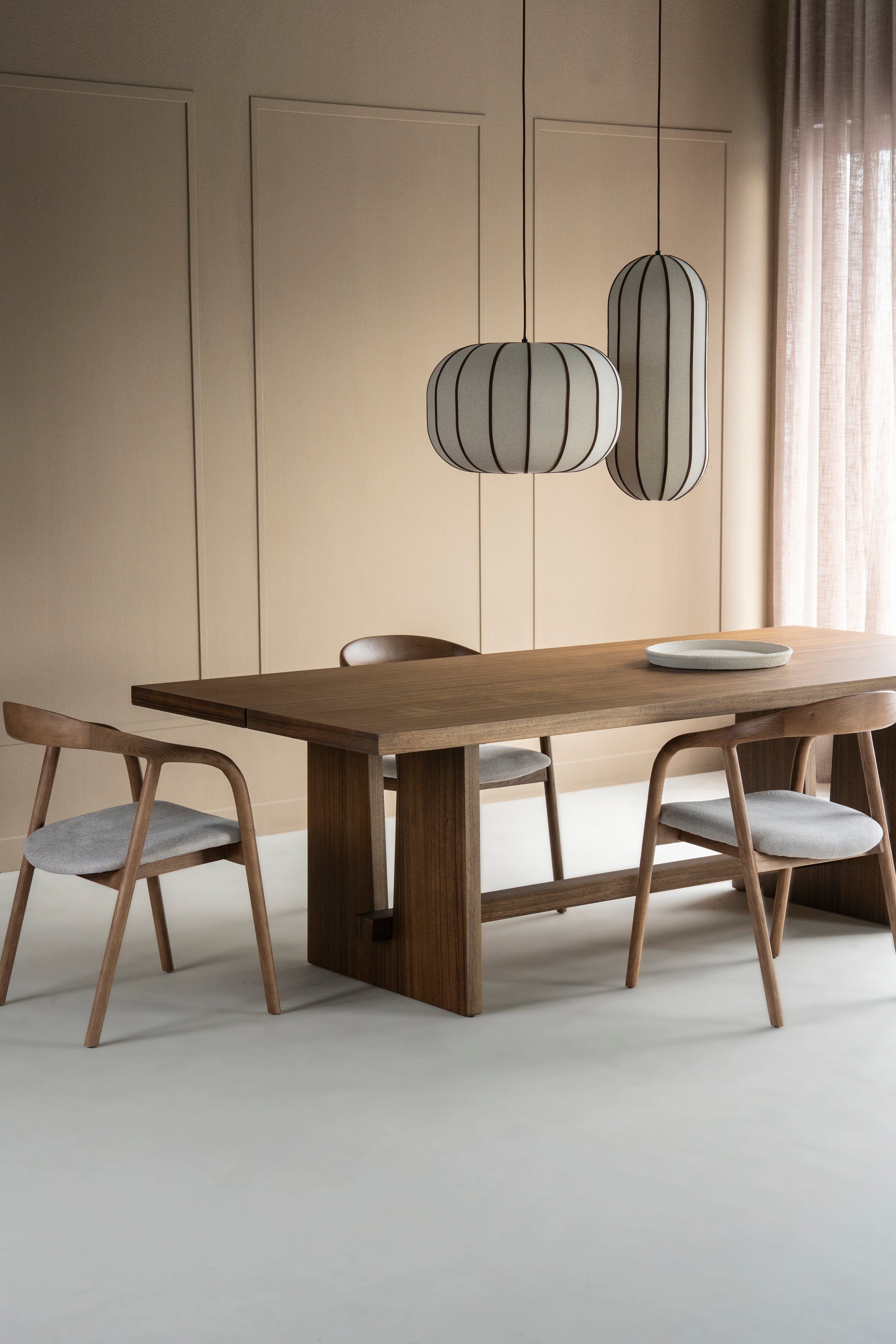 LIRA table in walnut veneer