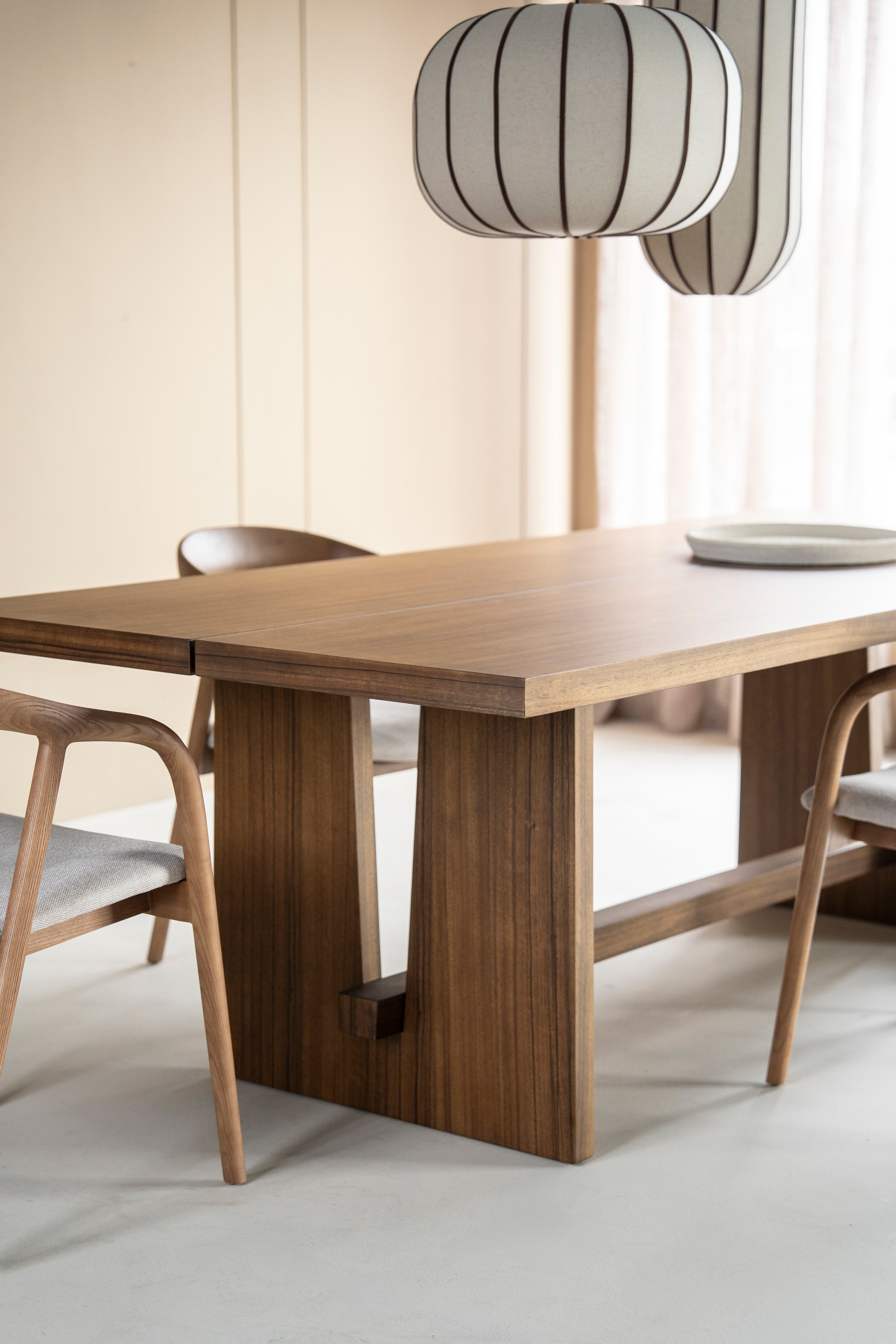 LIRA table in walnut veneer
