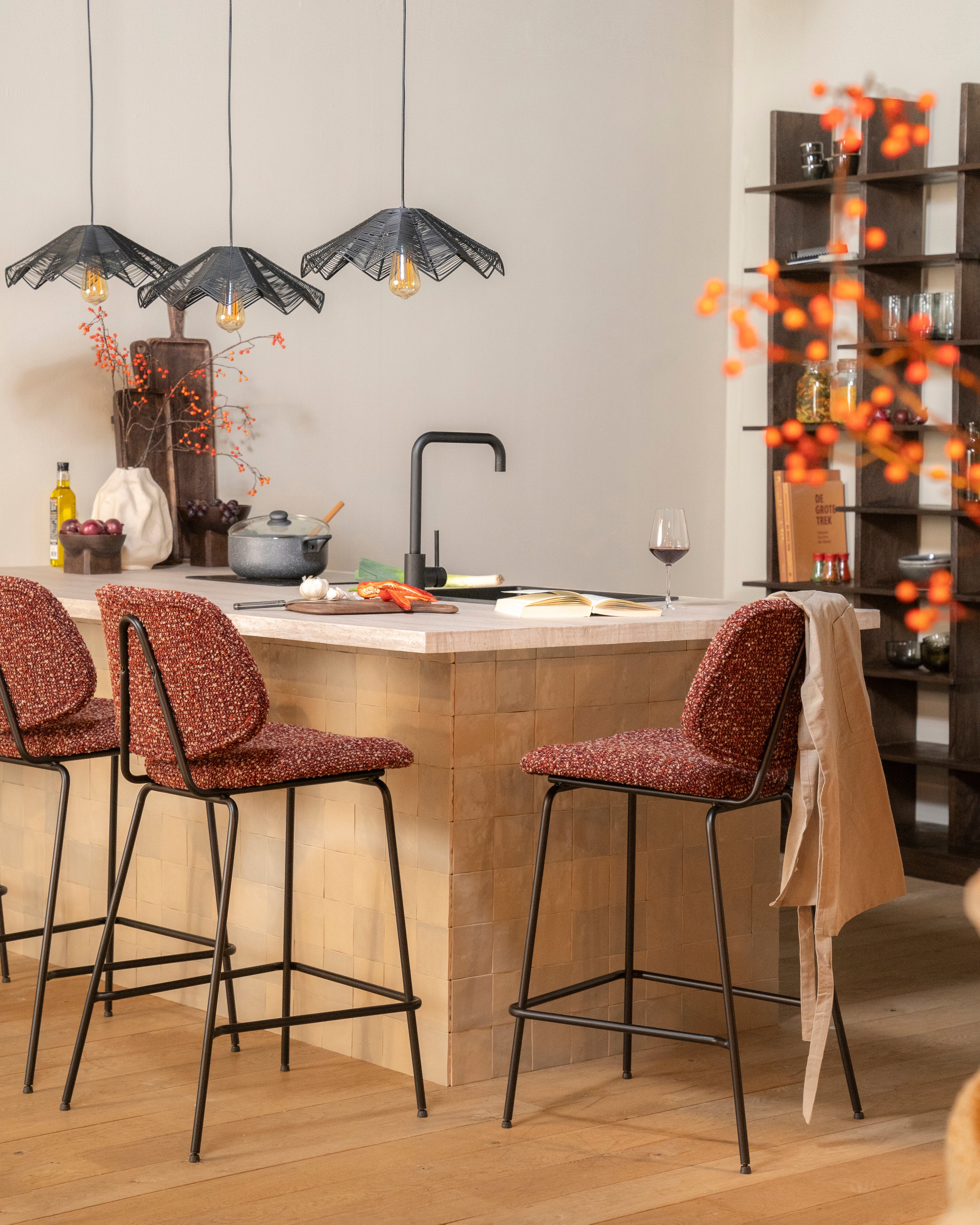 Hocker JON beige mit schwarzem Fuß