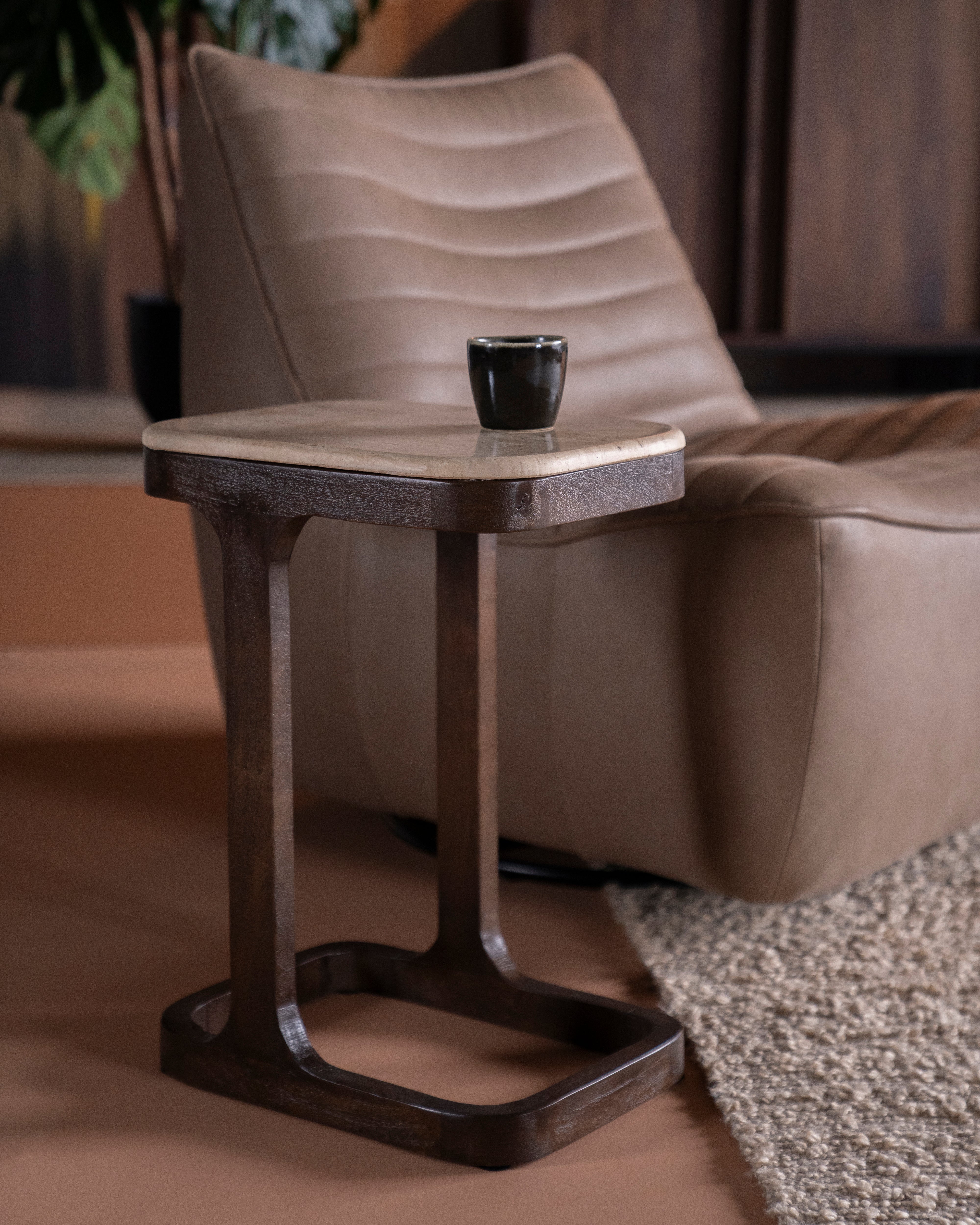 Beistelltisch TYLER aus Mangoholz mit Tischplatte aus Travertin