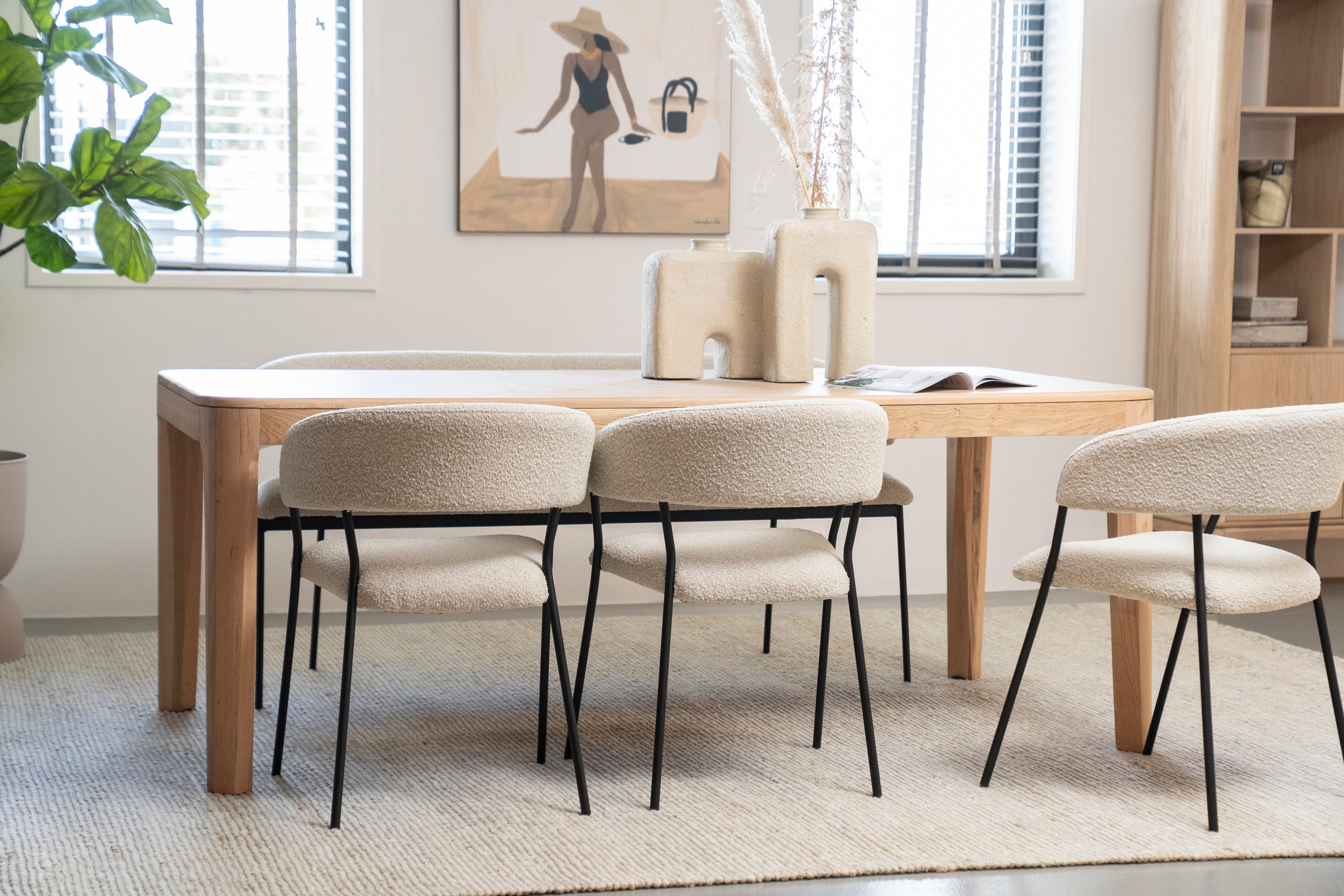 Stuhl LUKA cremefarben mit schwarzem Gestell