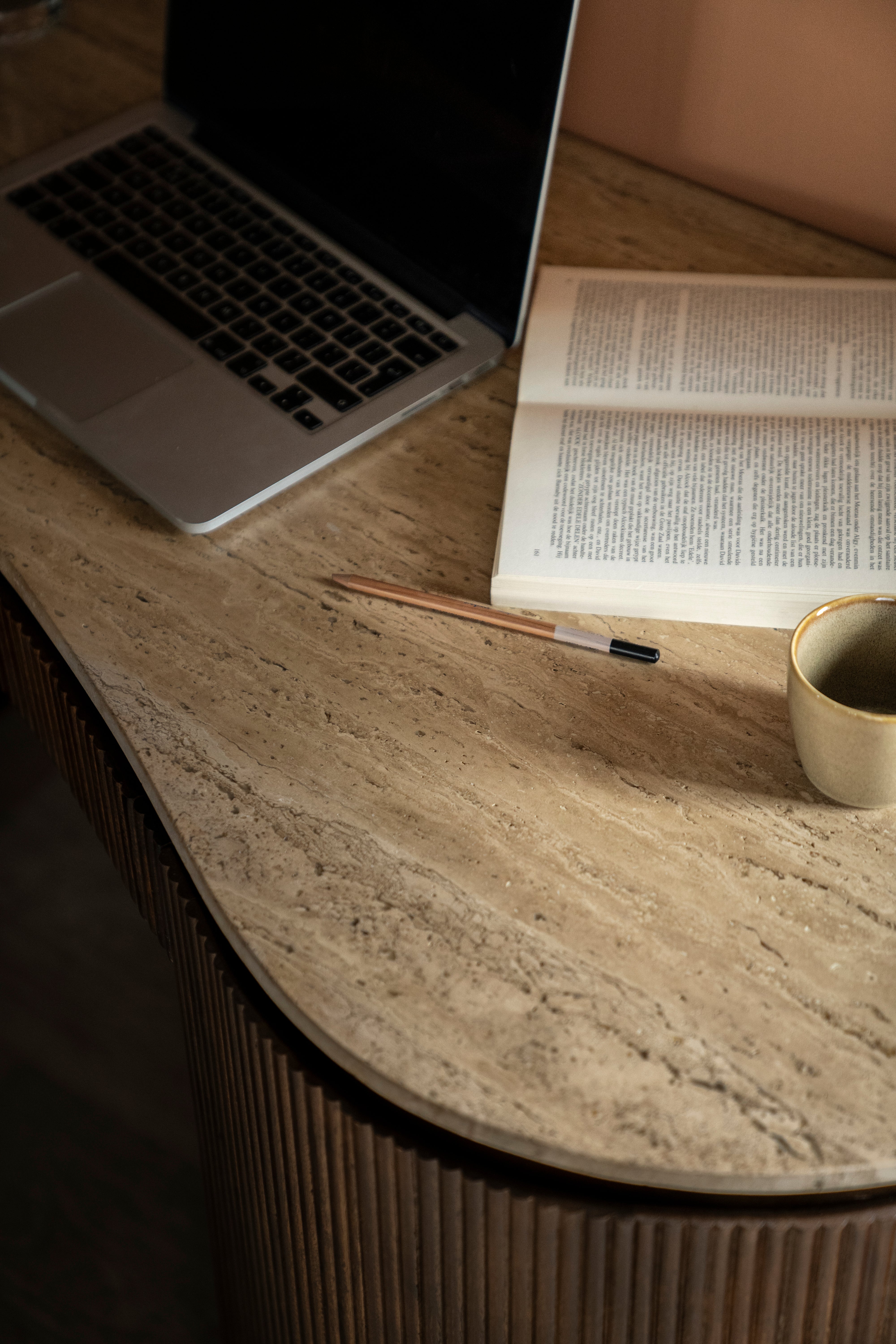 Schreibtisch MARI aus Mangoholz mit einer Tischplatte aus Travertin