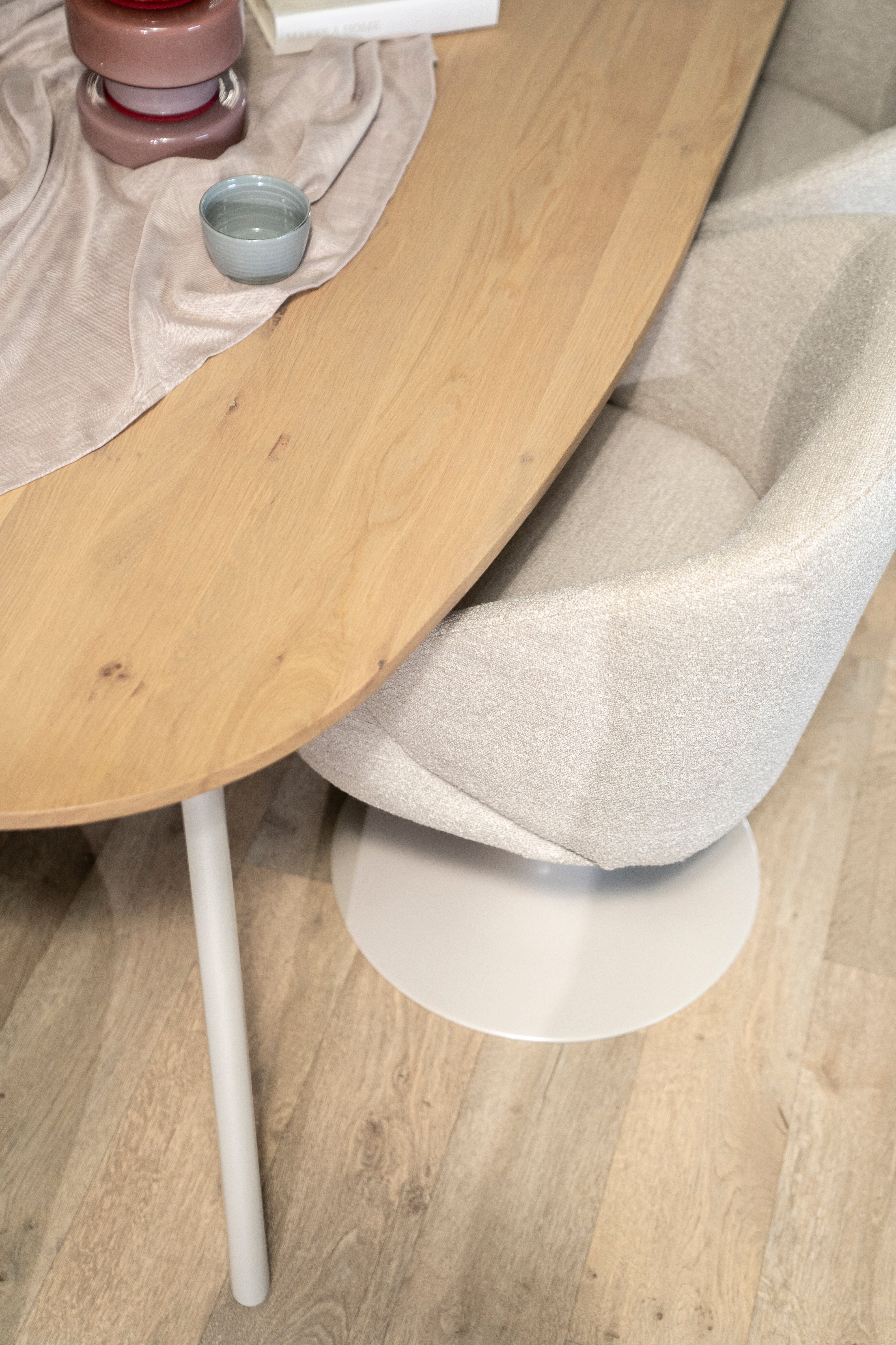 Ovaler Tisch DION aus Eichenholz mit Metallbasis