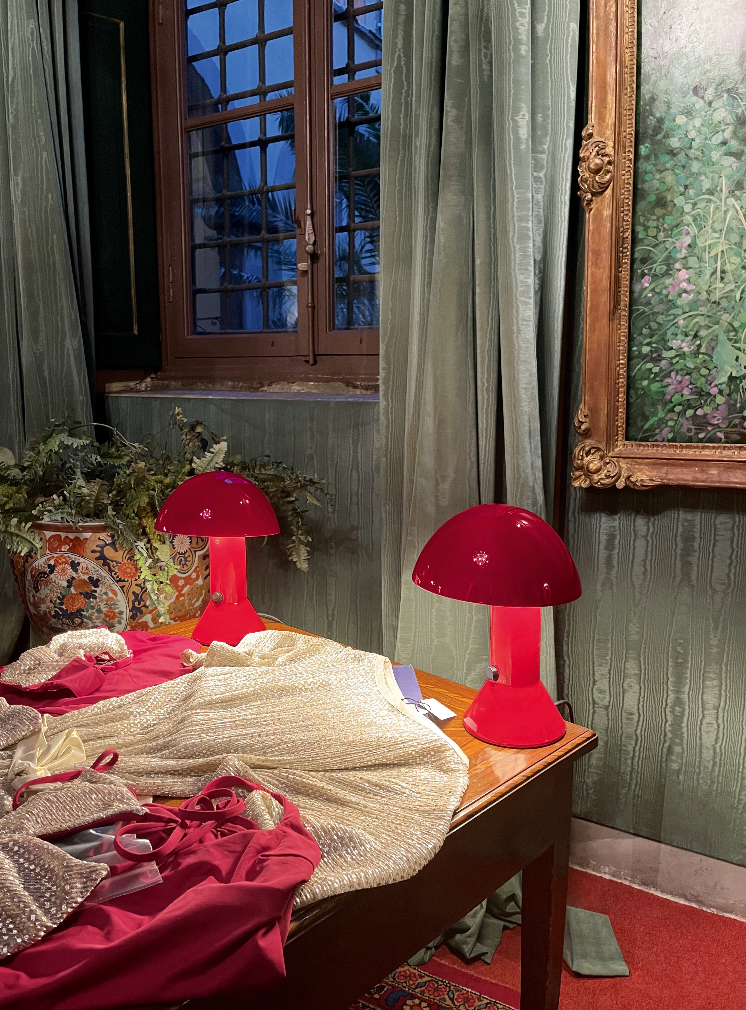 ELMETTO Table Lamp in Glossy Red