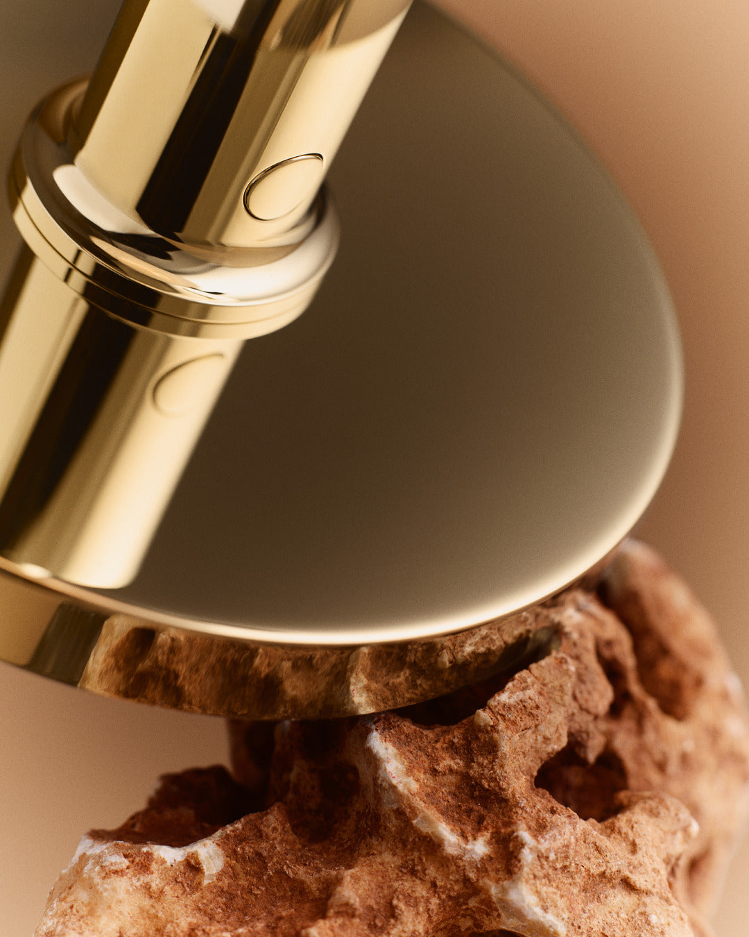 Tragbare Lampe PH 2/1 weiß mit messingfarbenem Fuß