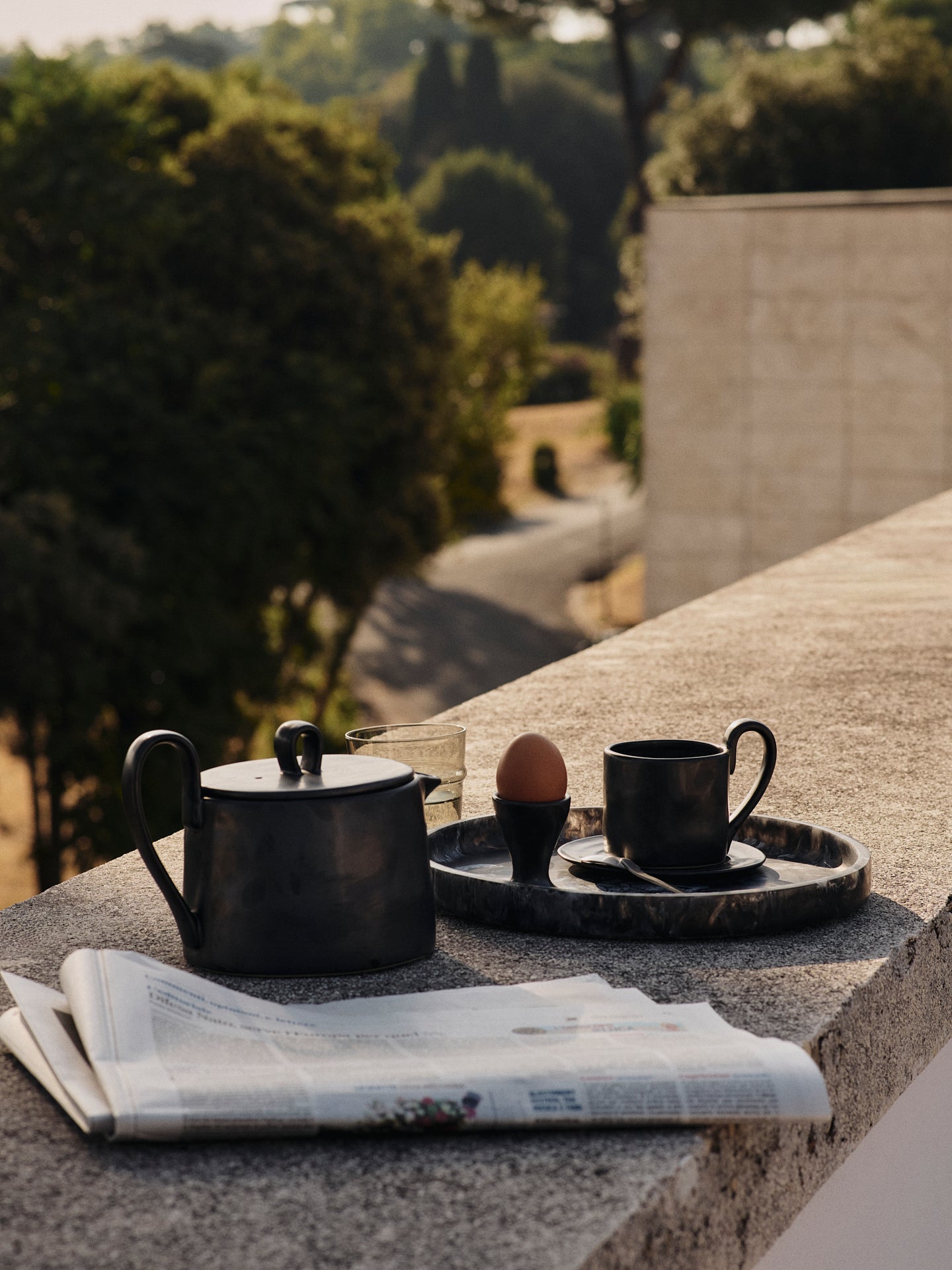 FLOW black jug with lid
