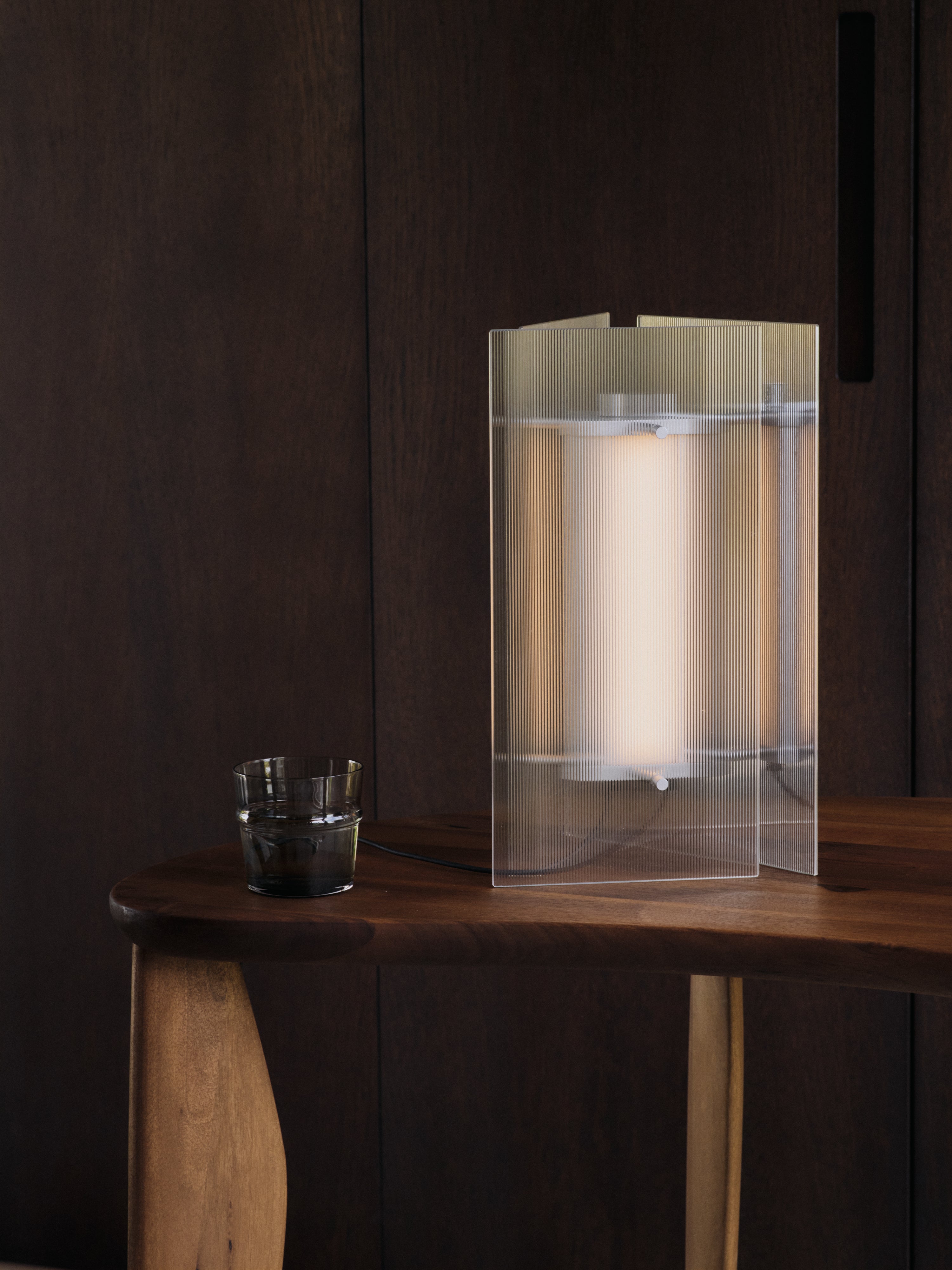 Tischlampe OESTE mit geriffeltem Glas [Klaudia] [zdj główne średnie]