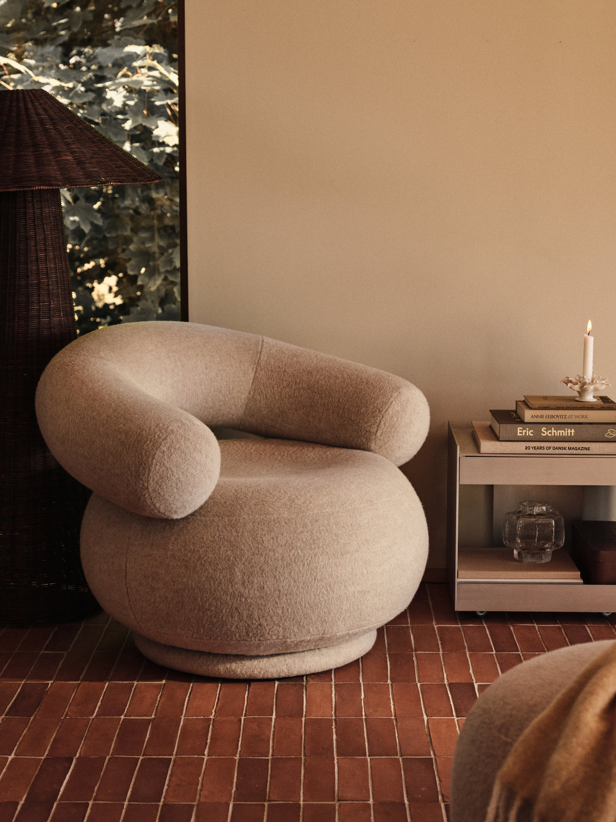 Swivel armchair ORBO Vanir black with honey