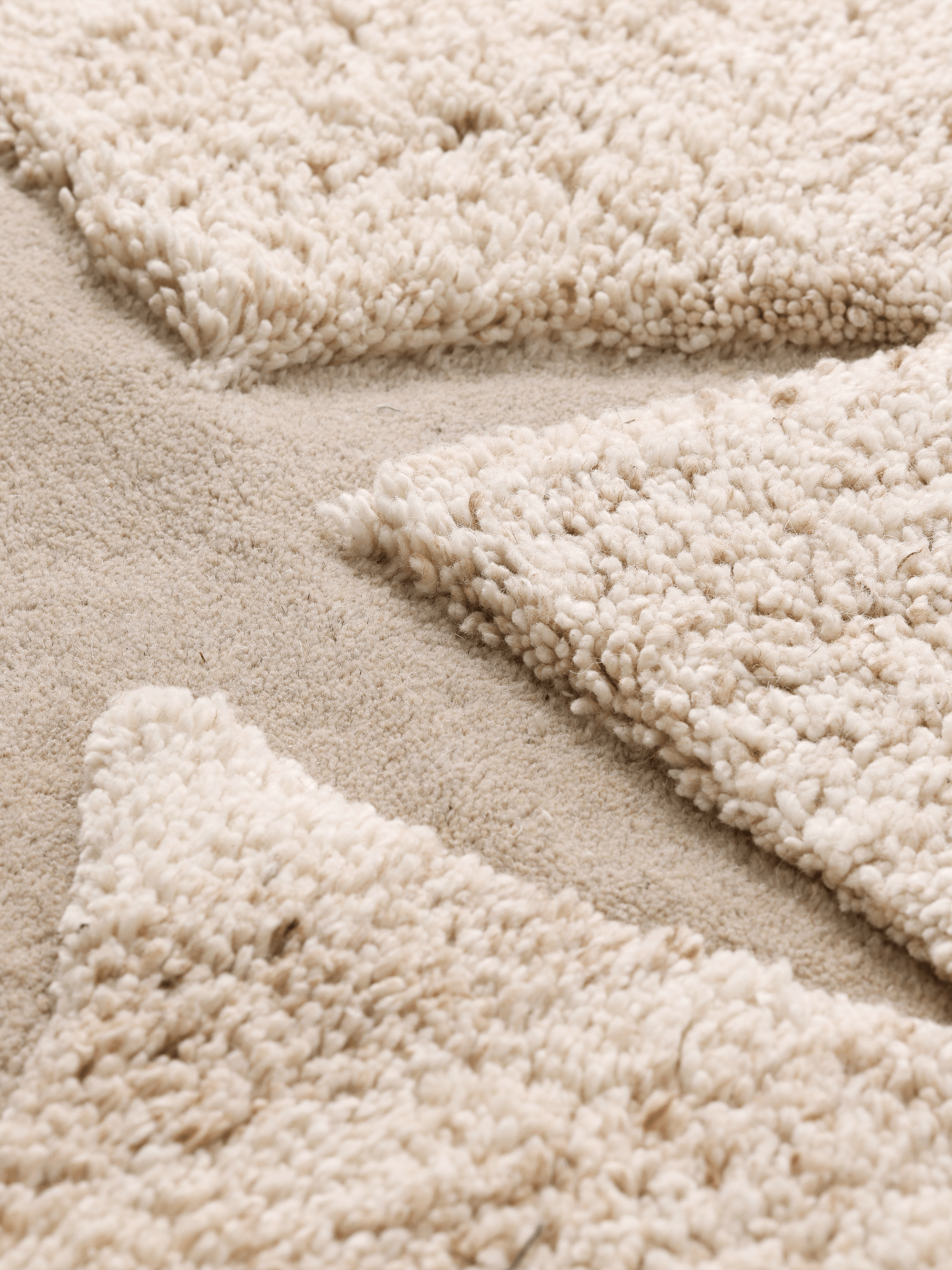 KOVE rug broken white