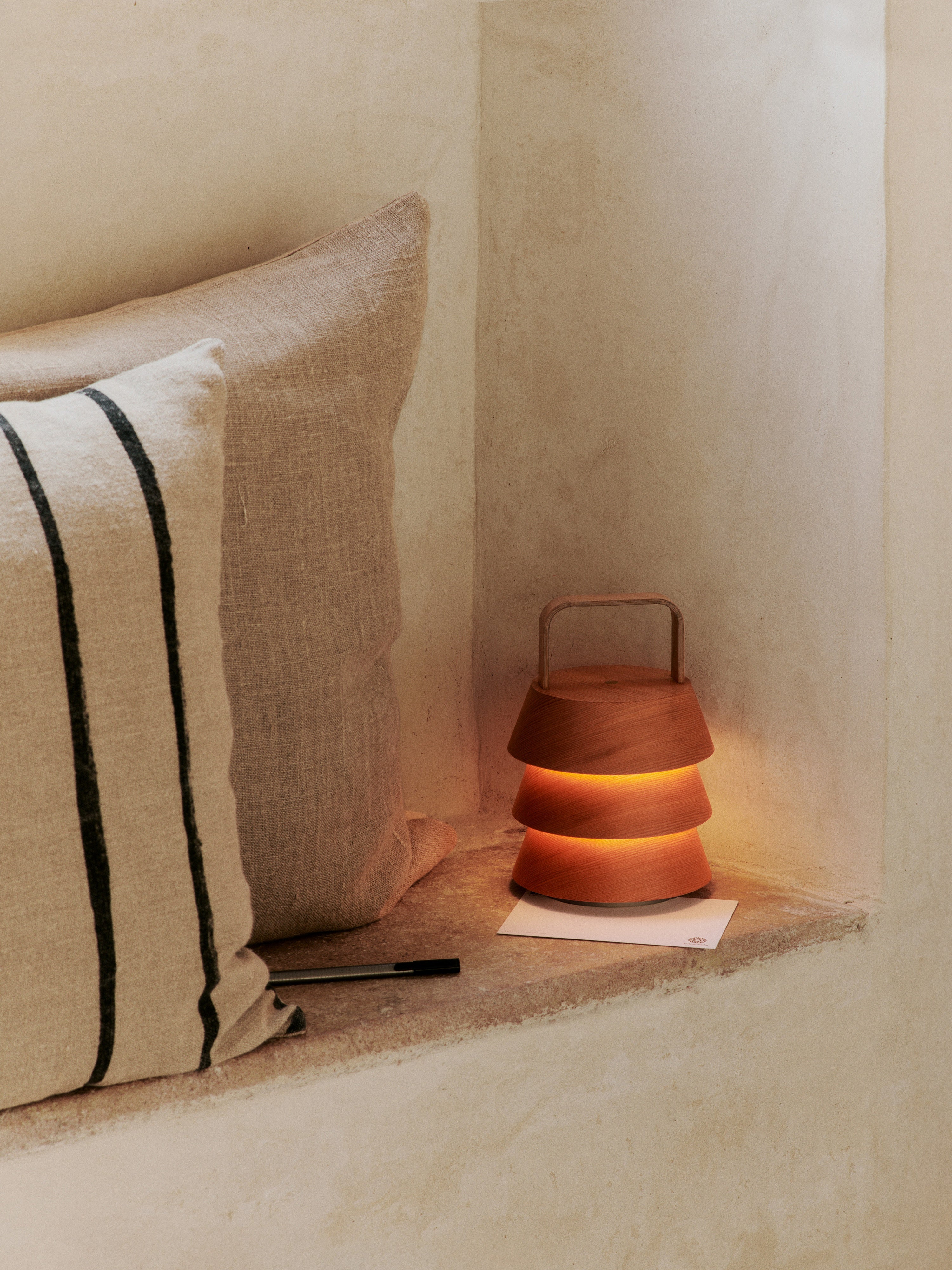 Tragbare Lampe LUVER lite aus Douglasienholz