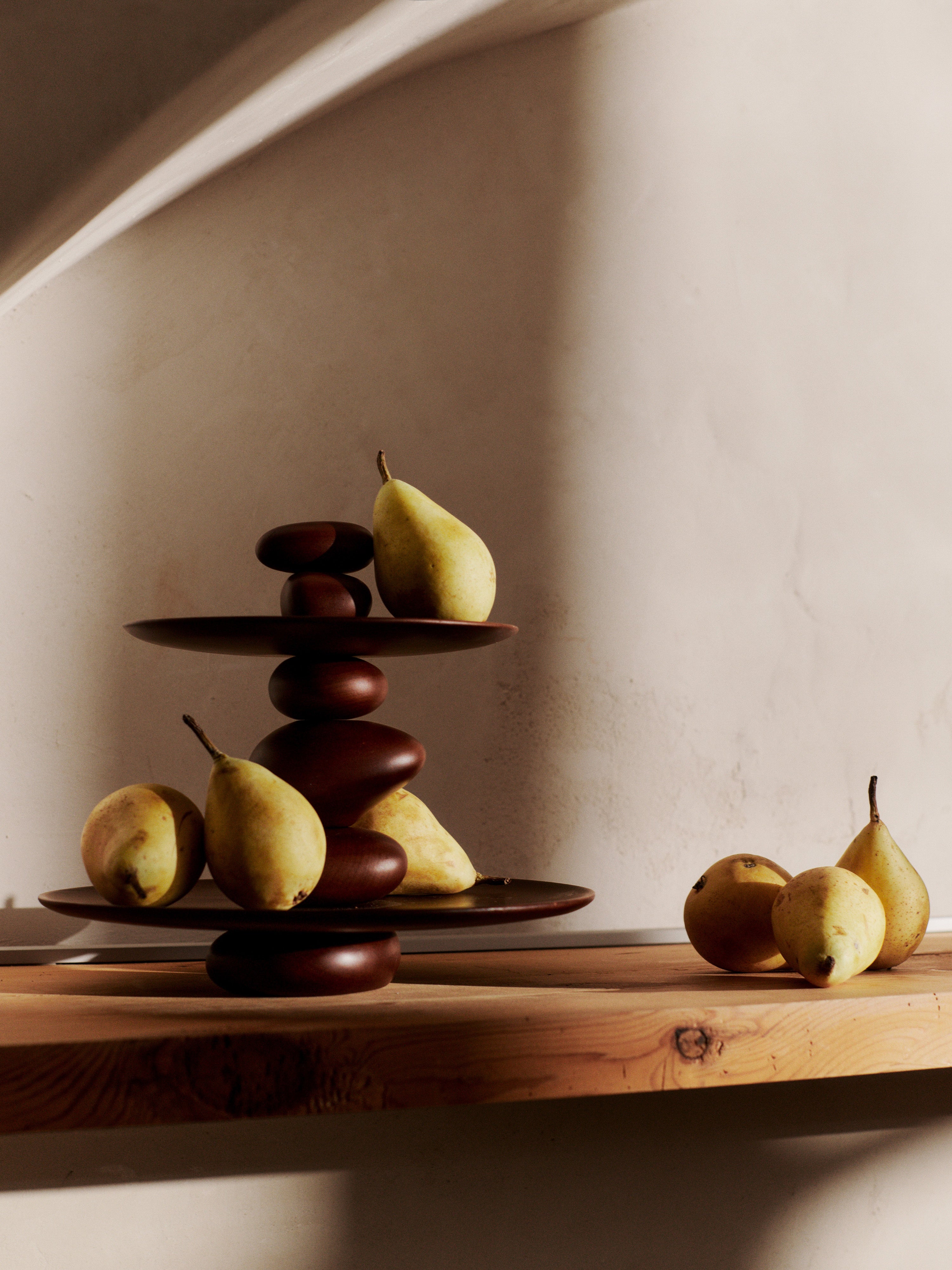 Patera PEBBLE DESSERT STAND aus dunkelbraunem Buchenholz