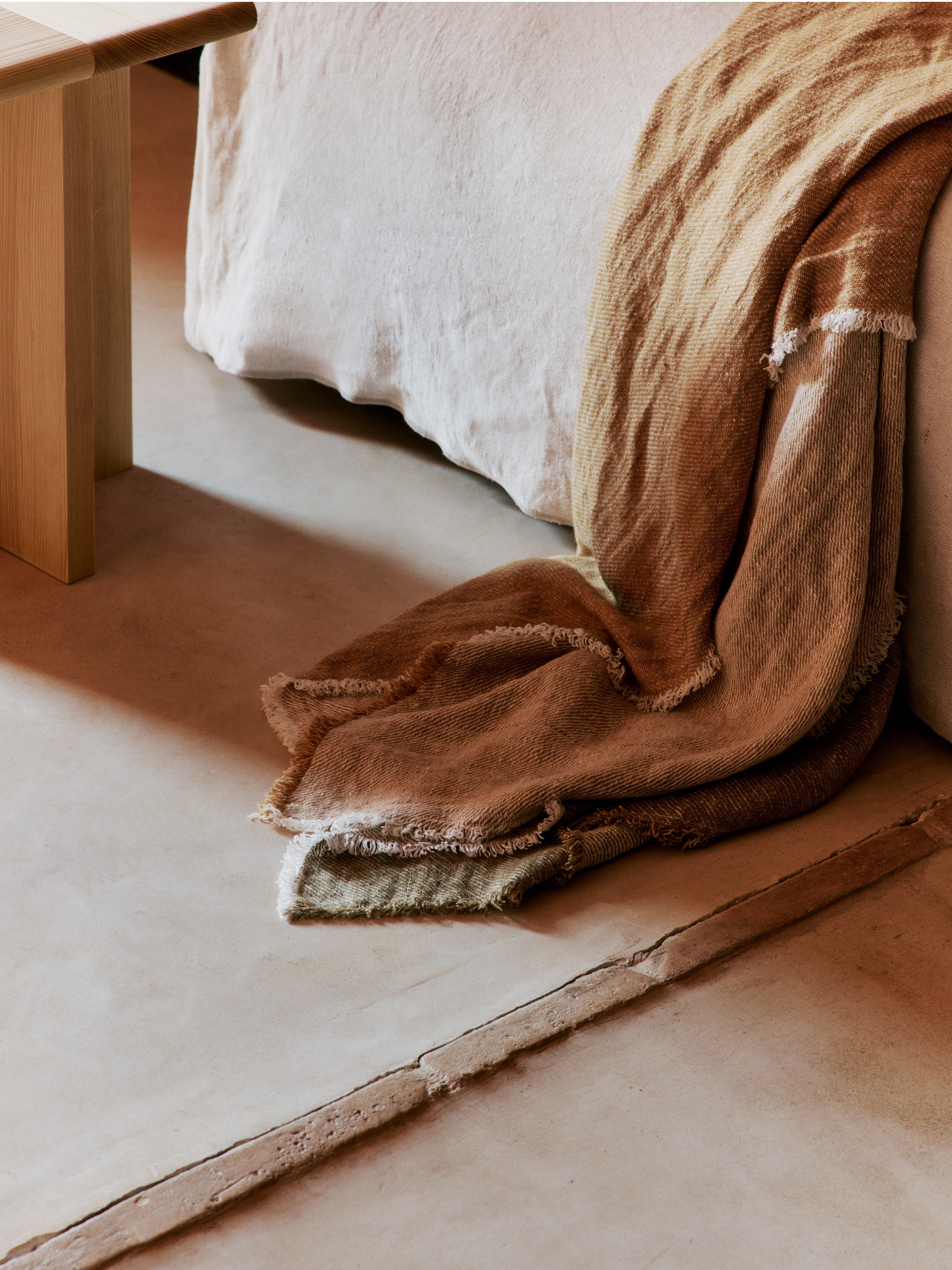 Narzuta PILA khaki mit antikgoldenem Finish