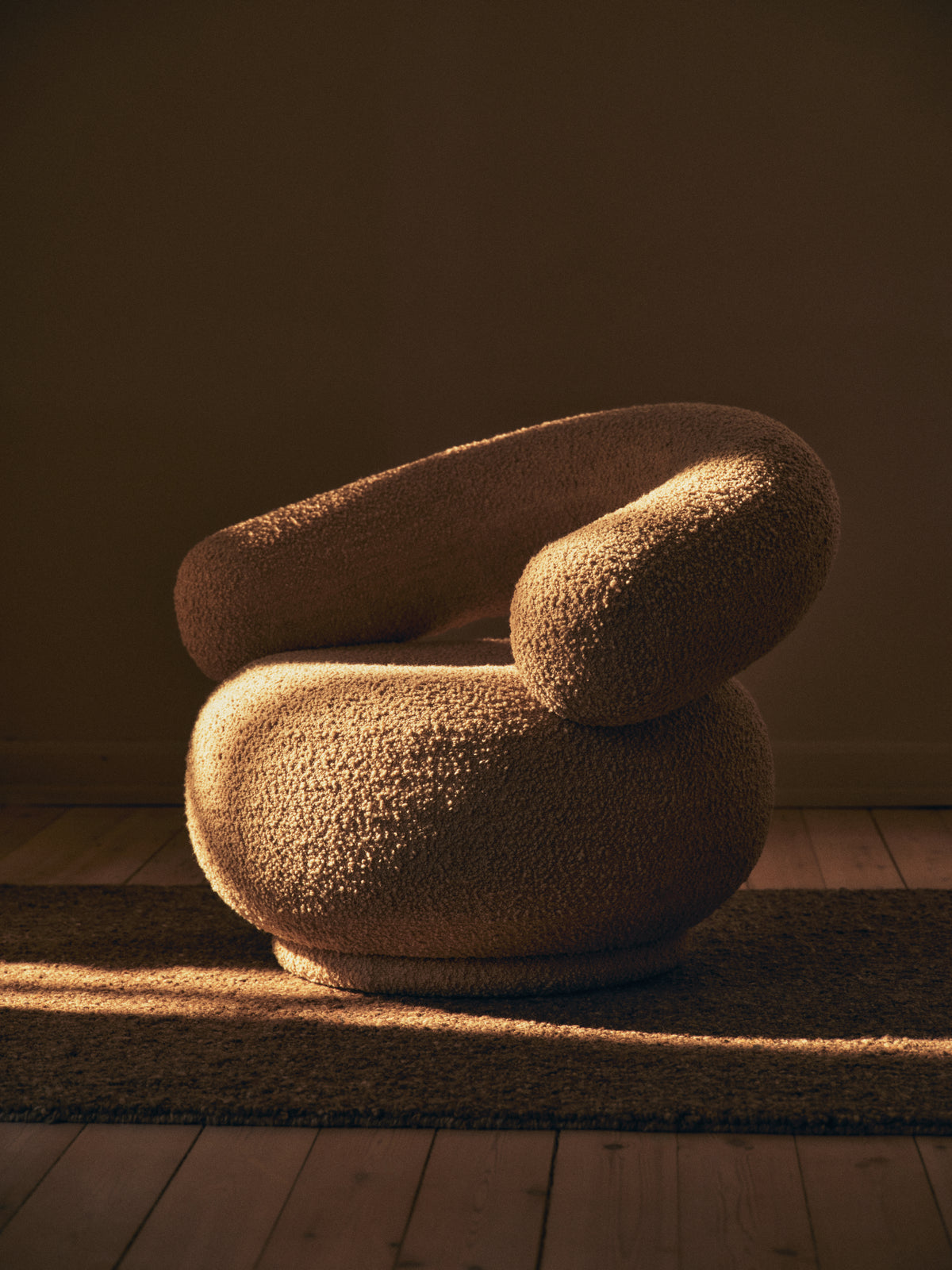 Swivel armchair ORBO beige boucle
