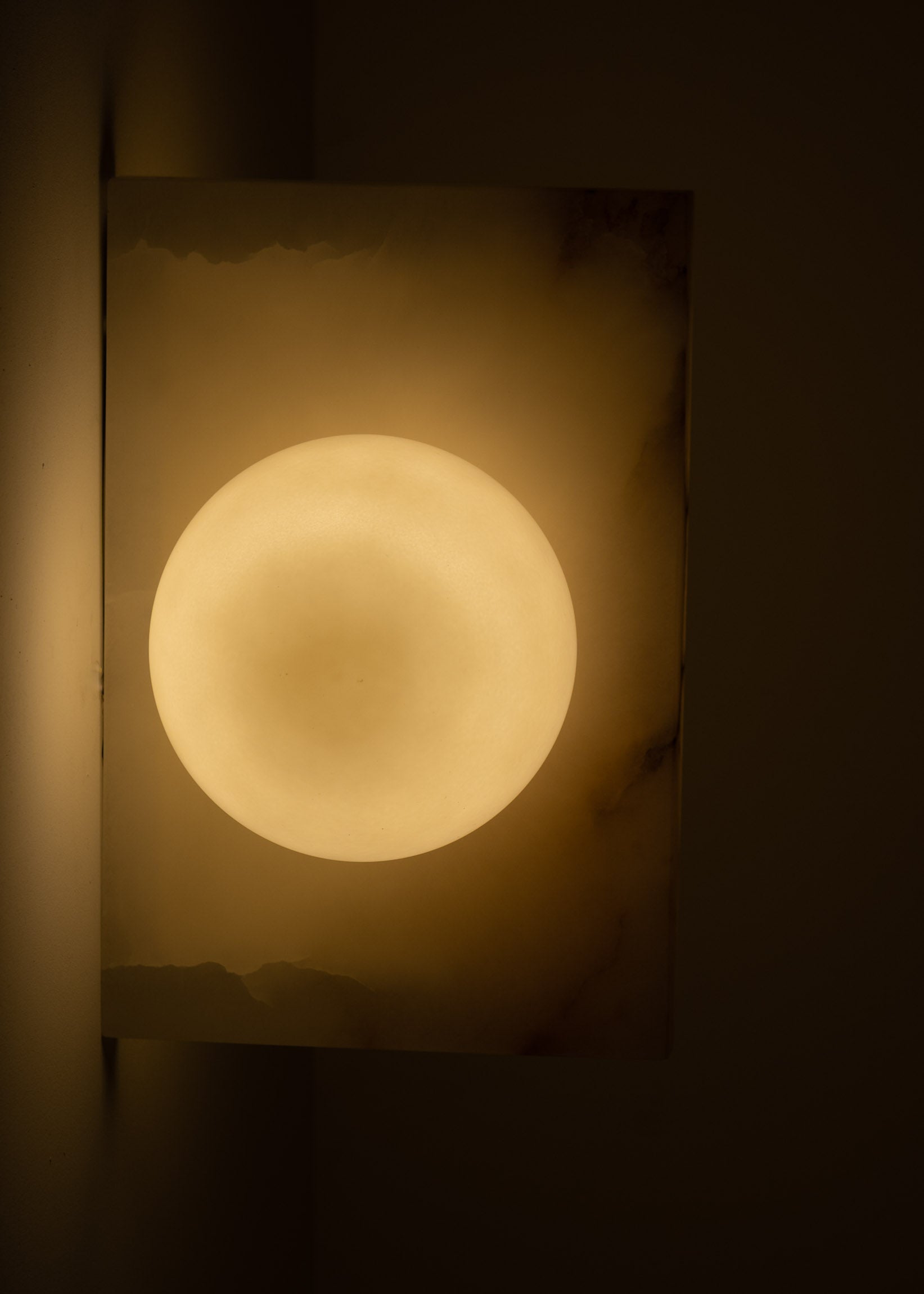 FLUGI Wall Lamp White Alabaster