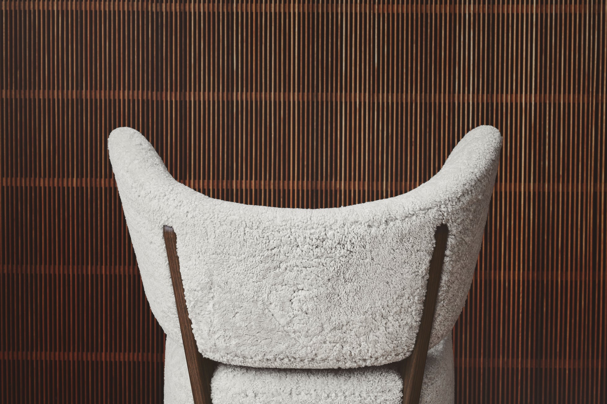 Fotel MY OWN CHAIR skóra owcza z orzechową podstawą