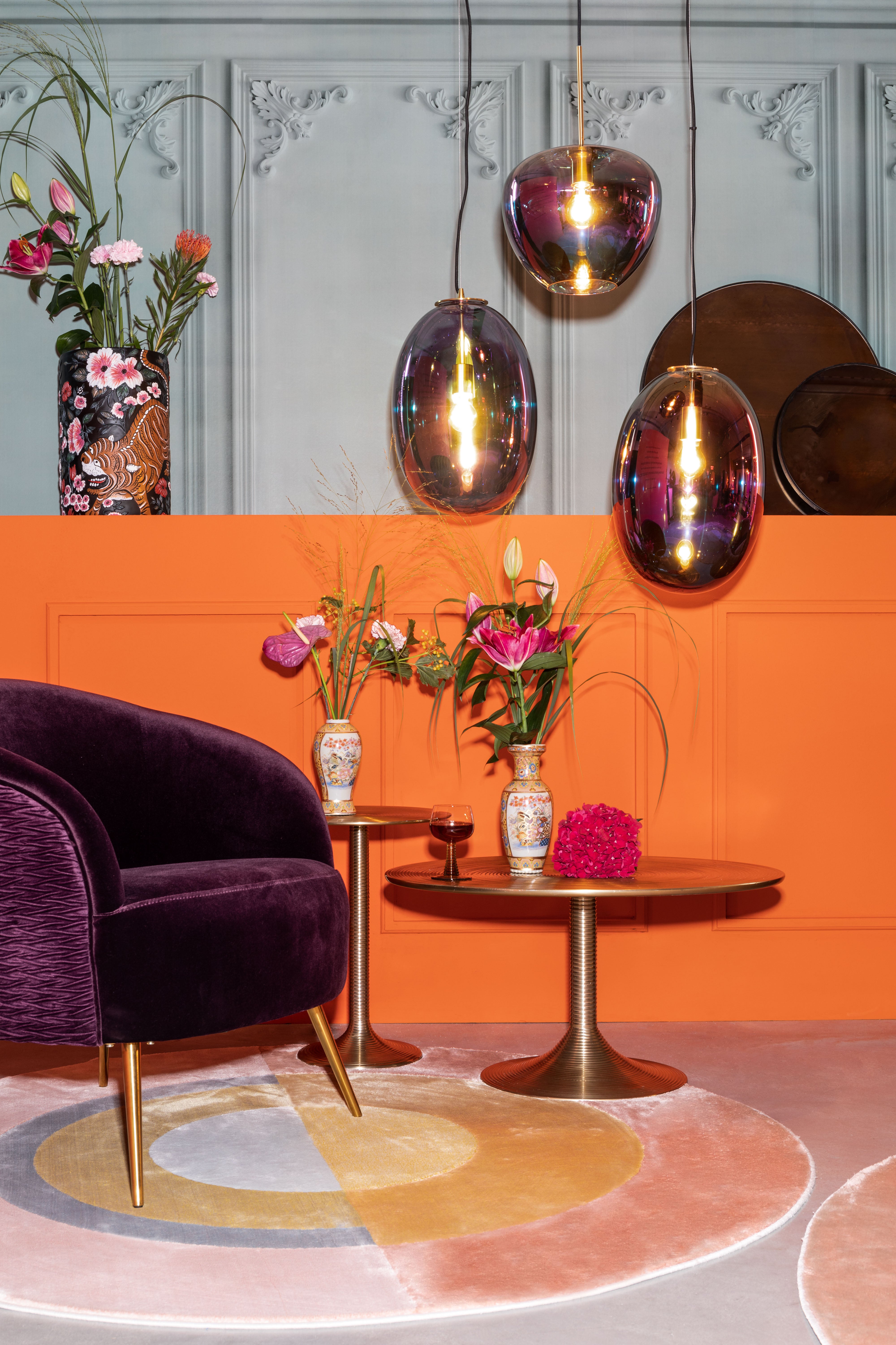 Hypnotising round coffee table brass