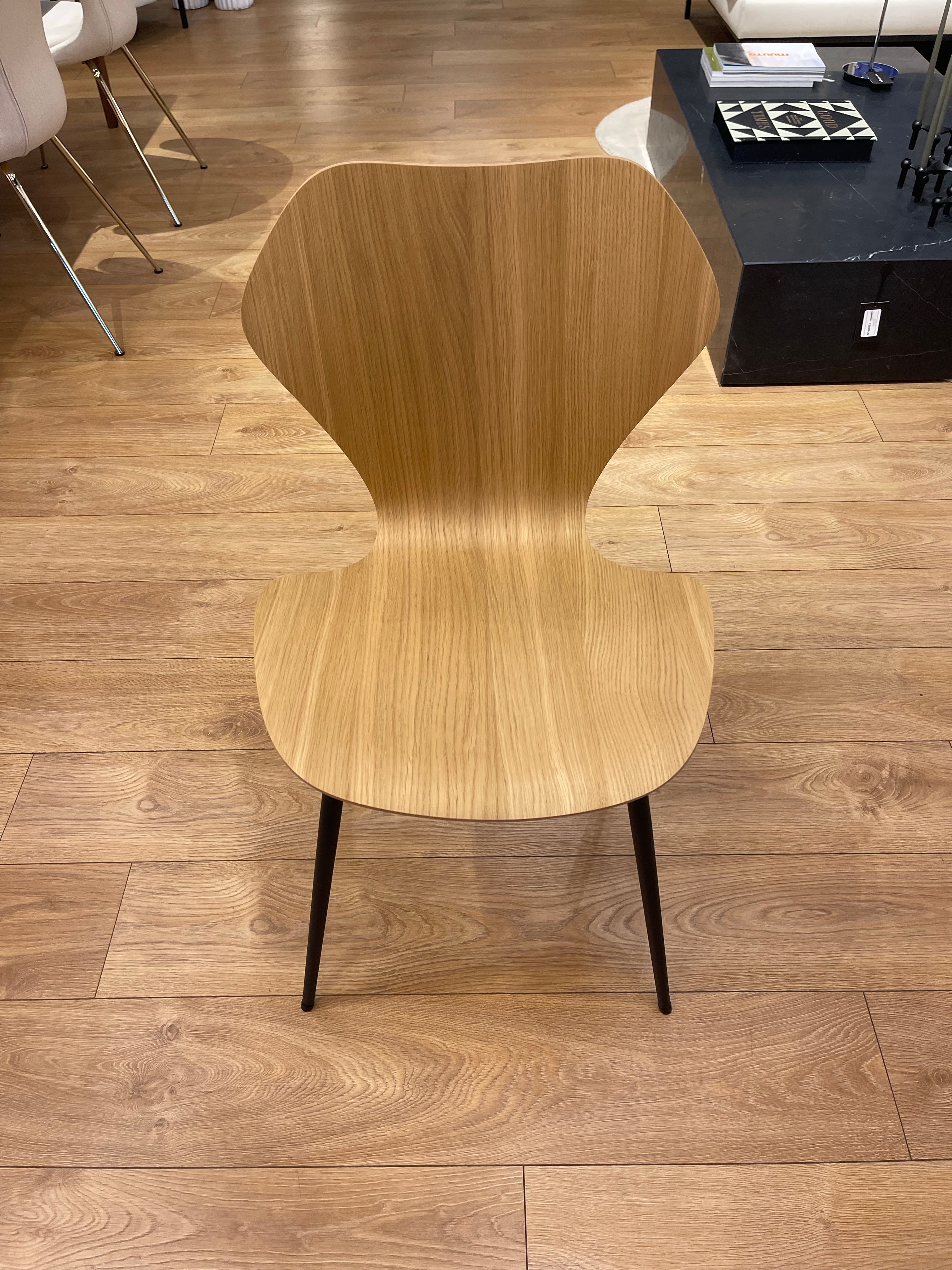 KA237 CLASSIC Chair in natural oak with a black base - display model