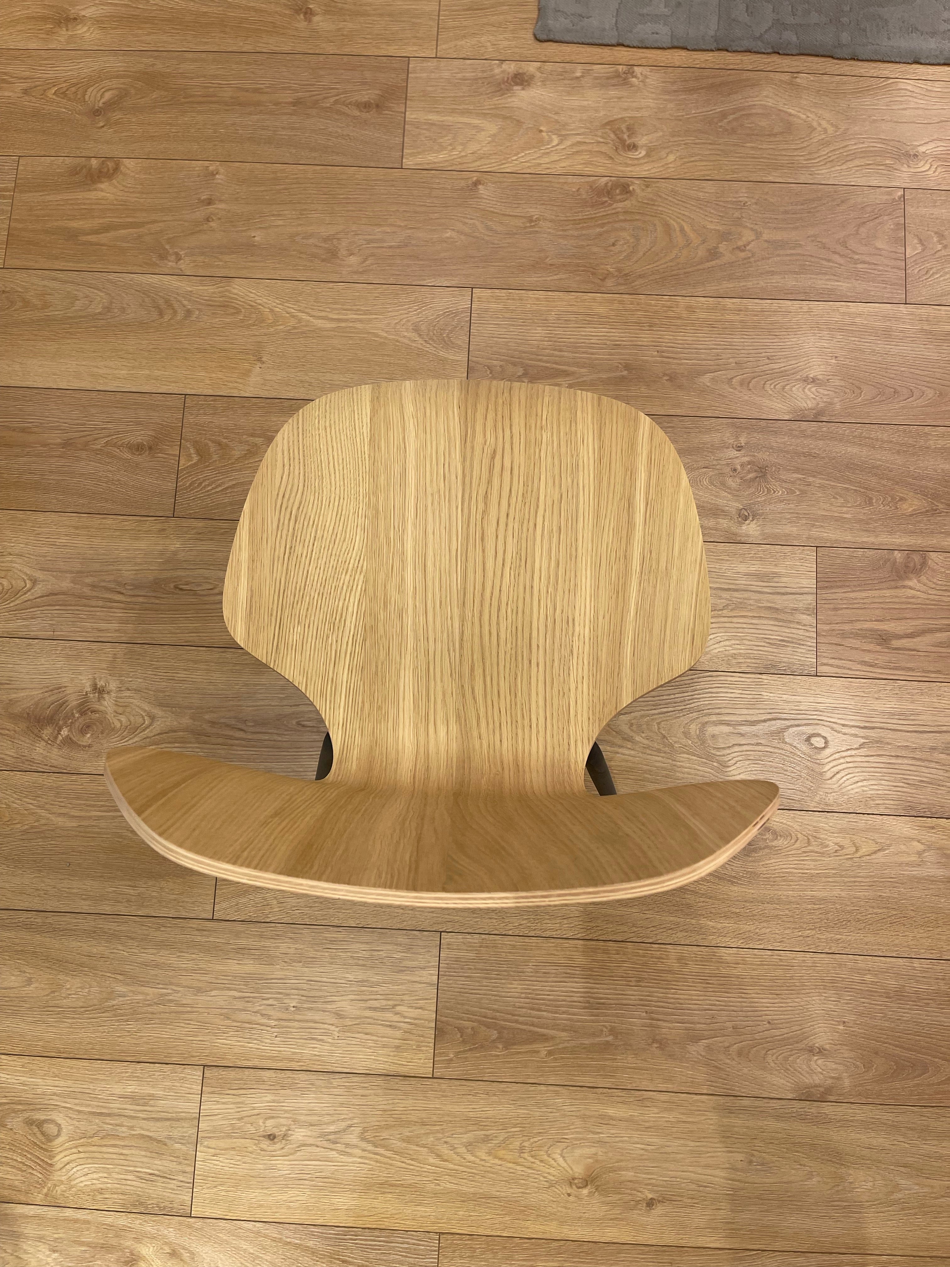 KA237 CLASSIC Chair in natural oak with a black base - display model