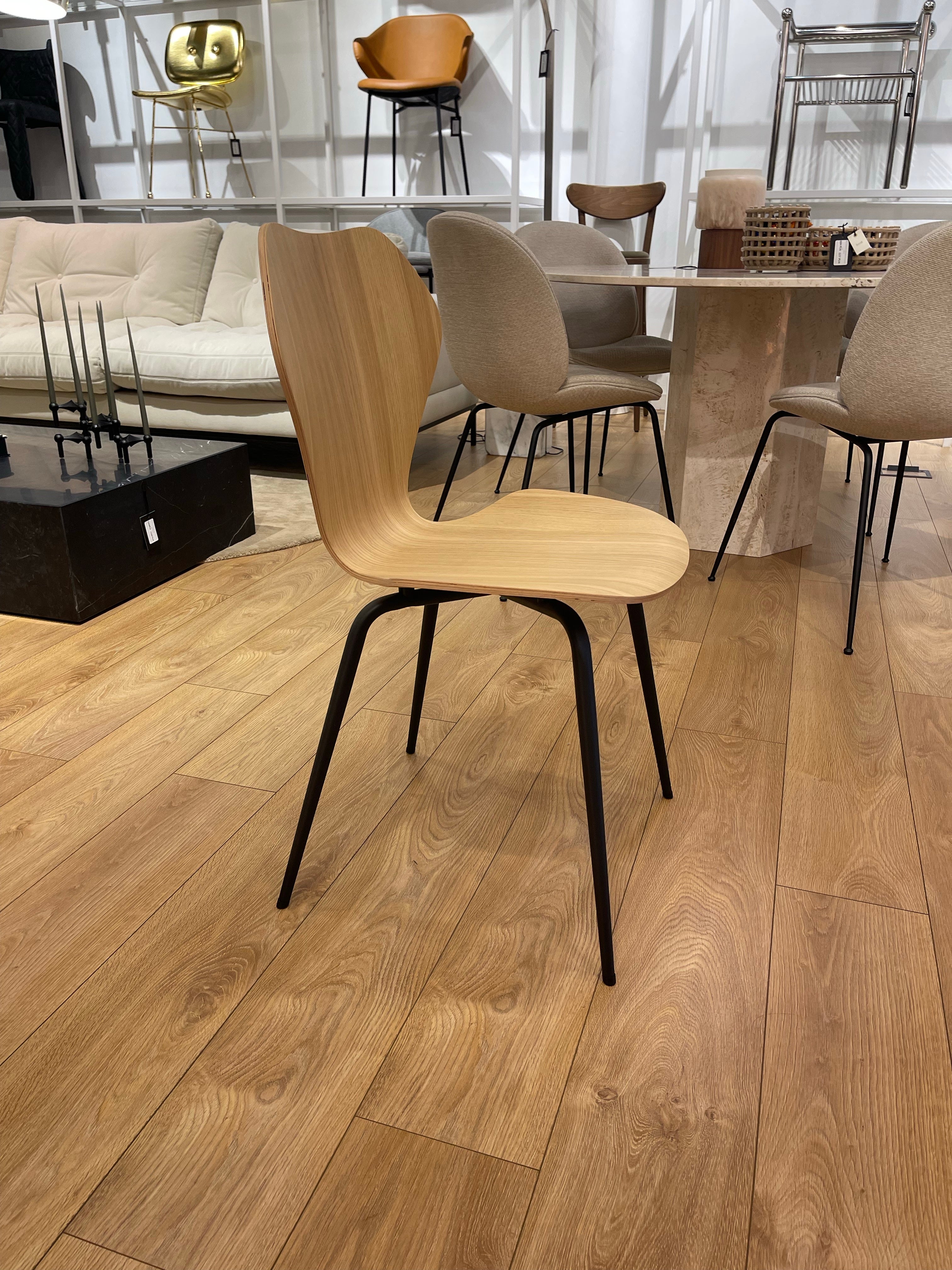 KA237 CLASSIC Chair in natural oak with a black base - display model